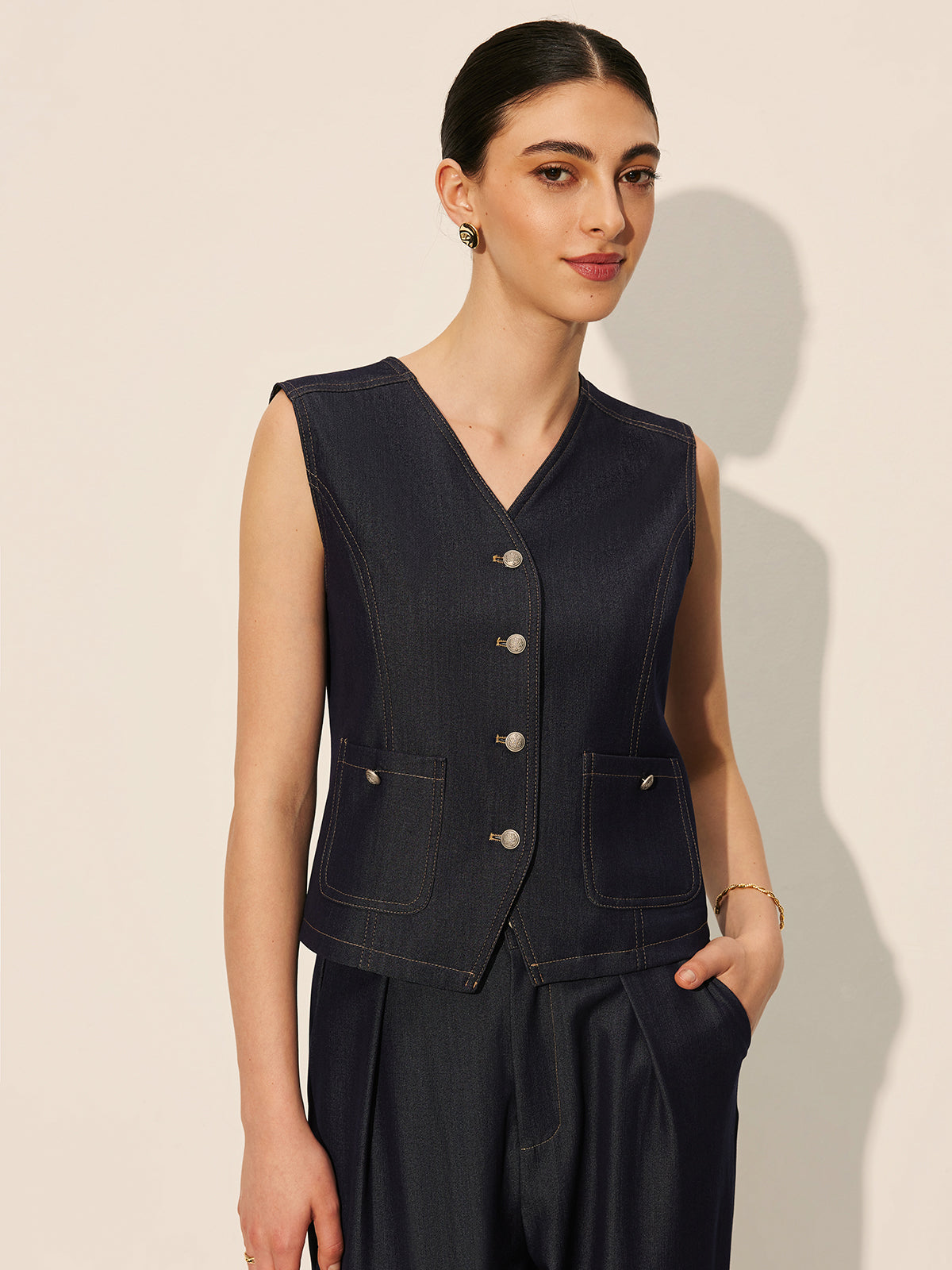 Jeansweste mit Knöpfen und Taschen