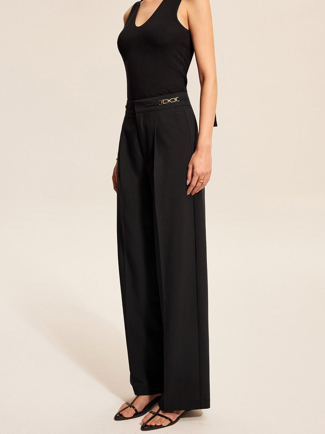 Chain Detail Mid-Waist Pleated Trousers 