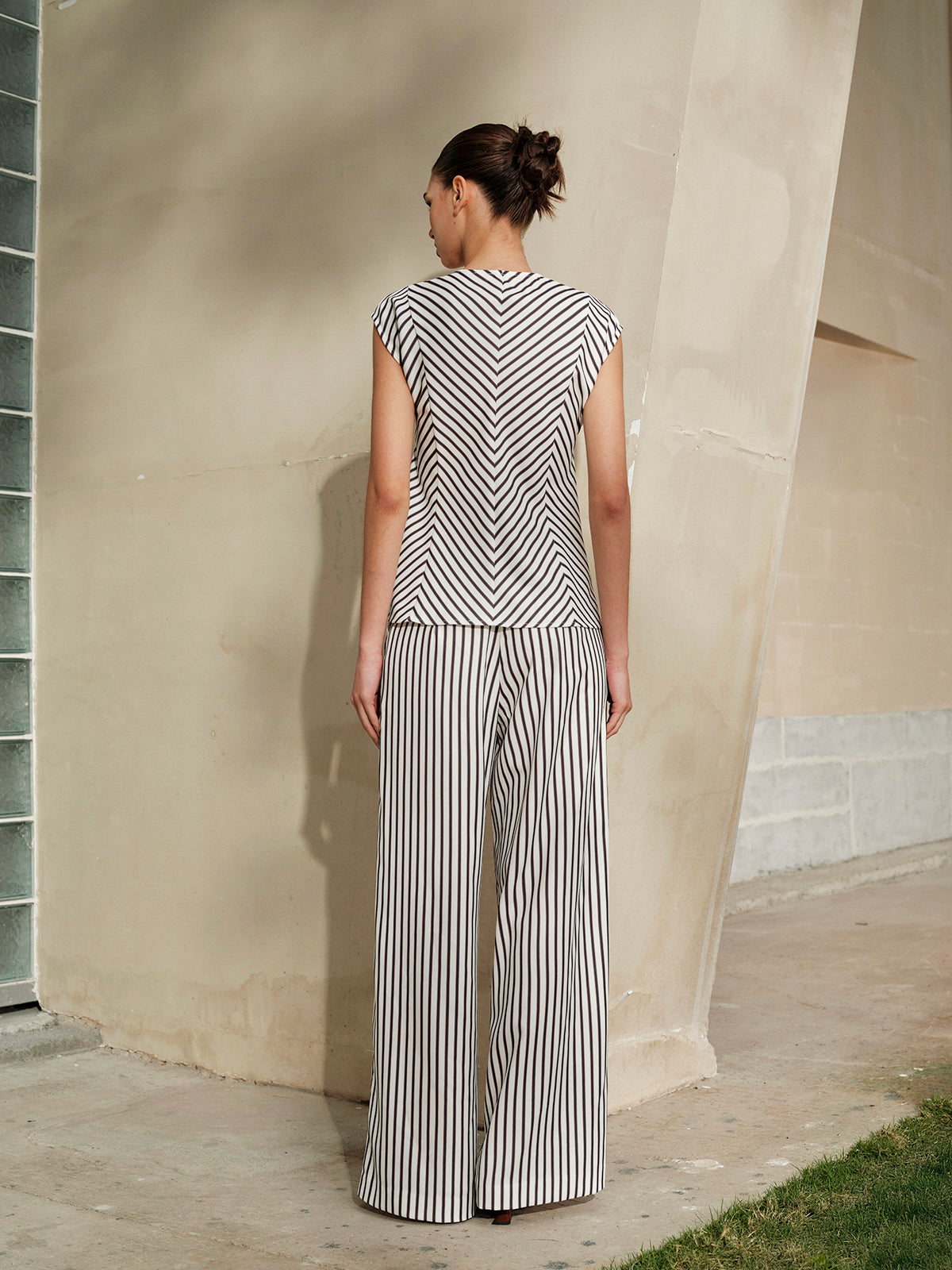 Gestreifte Hose mit mittelhohem Bund und weitem Bein 