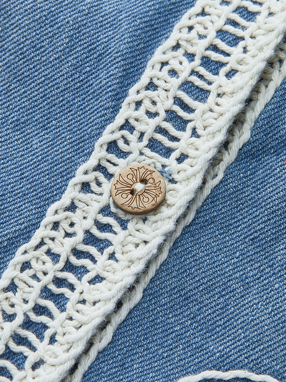 Bestickte Jeansweste mit Knopfleiste