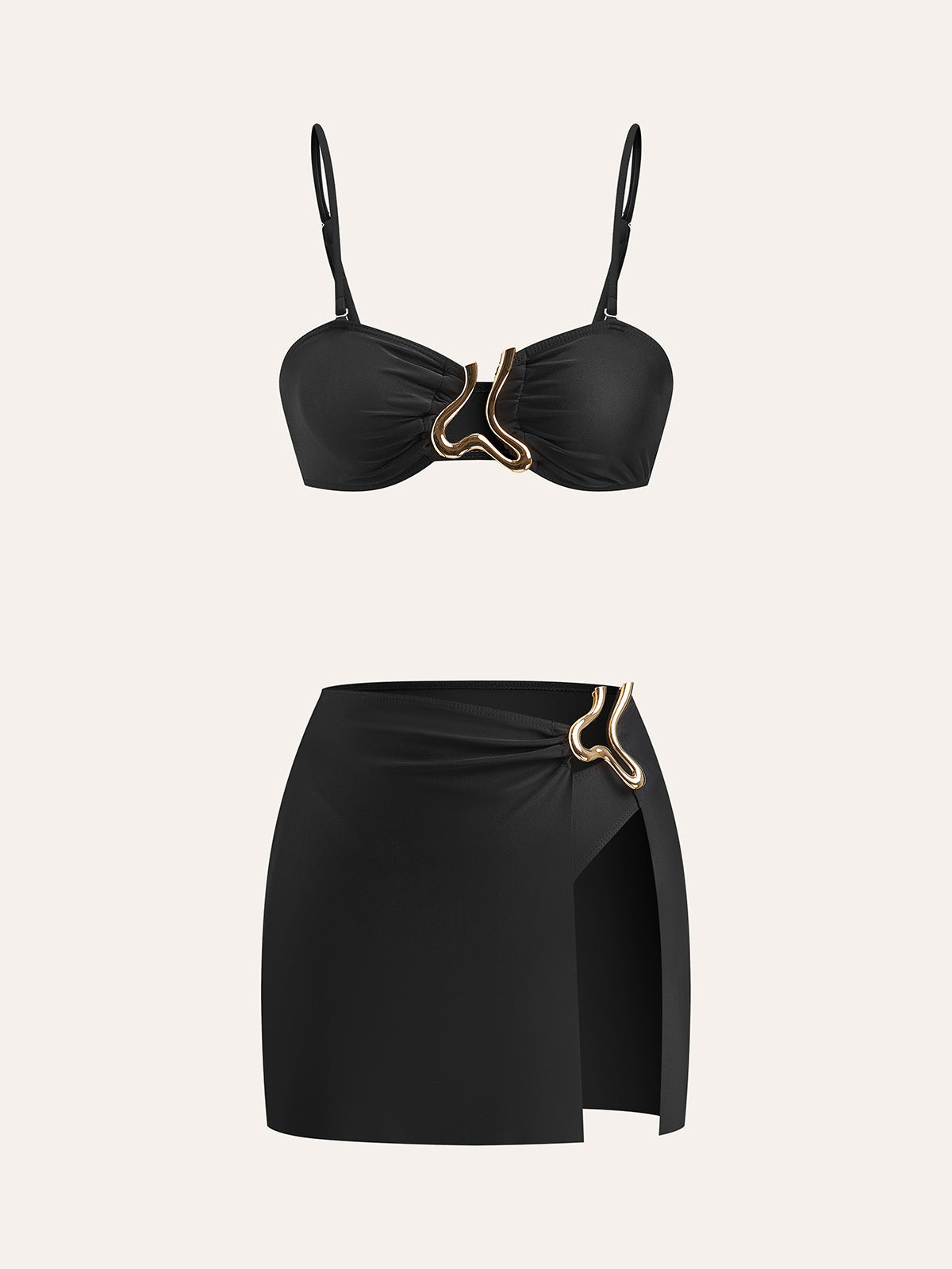 Bikini-Set mit Golddetails, bestehend aus Oberteil und Rock.