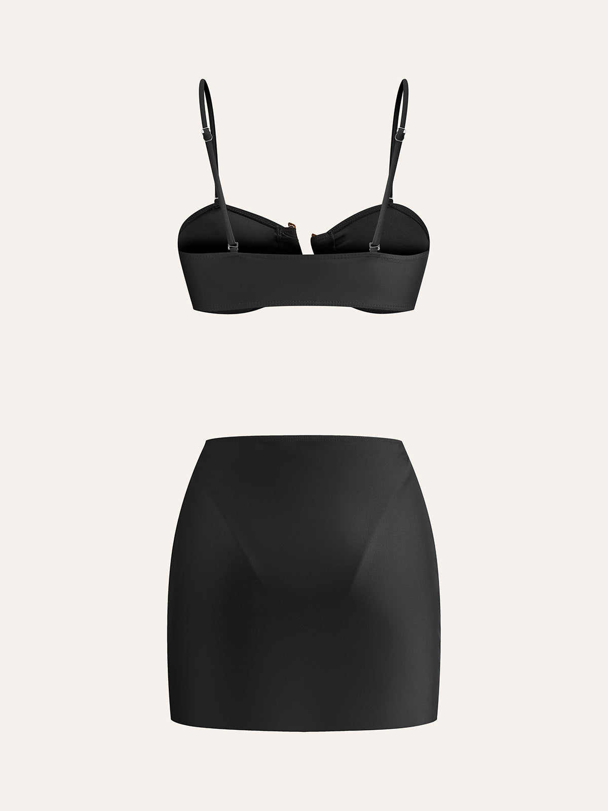 Bikini-Set mit Golddetails, bestehend aus Oberteil und Rock.