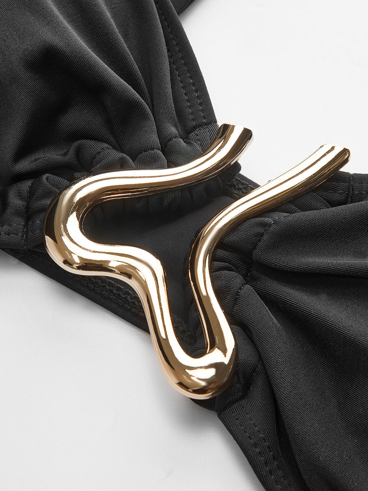 Bikini-Set mit Golddetails, bestehend aus Oberteil und Rock.