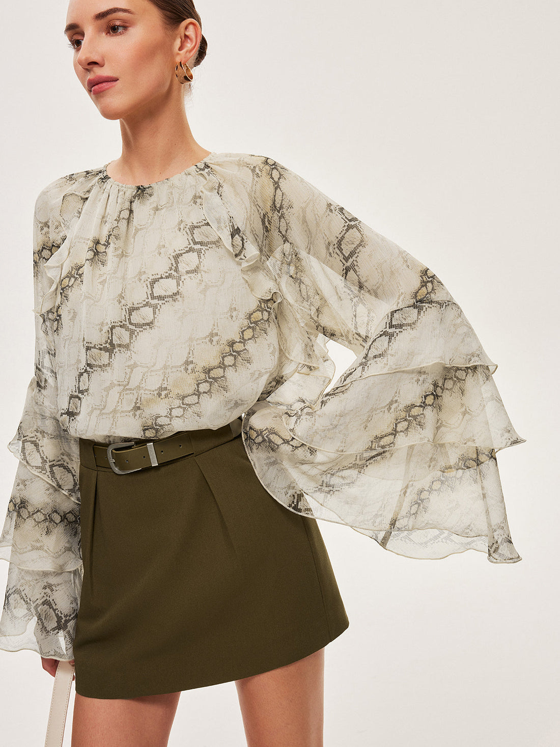 Halbtransparente, bedruckte Chiffonbluse mit Rüschenärmeln