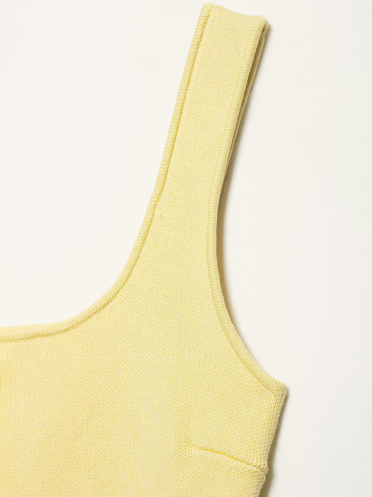 Curved Hem Grooved Knit Vest