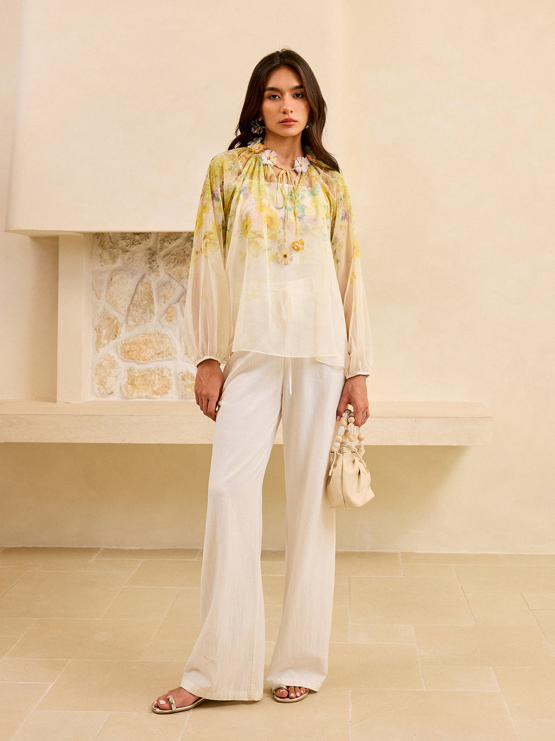 Halbtransparente Bluse mit floralen Details