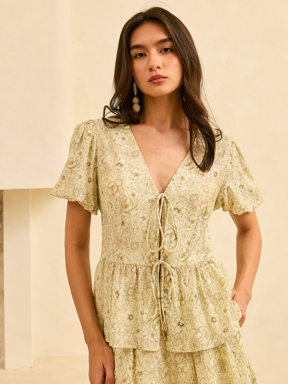 Bluse mit Blumenmuster, Puffärmeln und Schößchen sowie Bindeband vorne