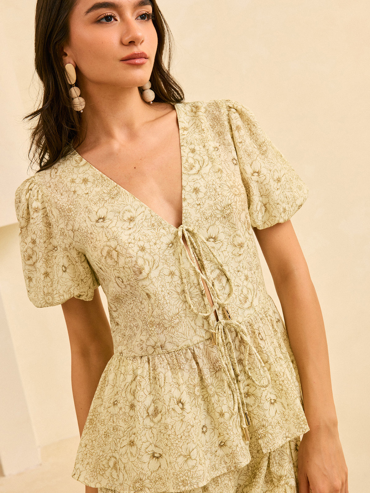 Bluse mit Blumenmuster, Puffärmeln und Schößchen sowie Bindeband vorne