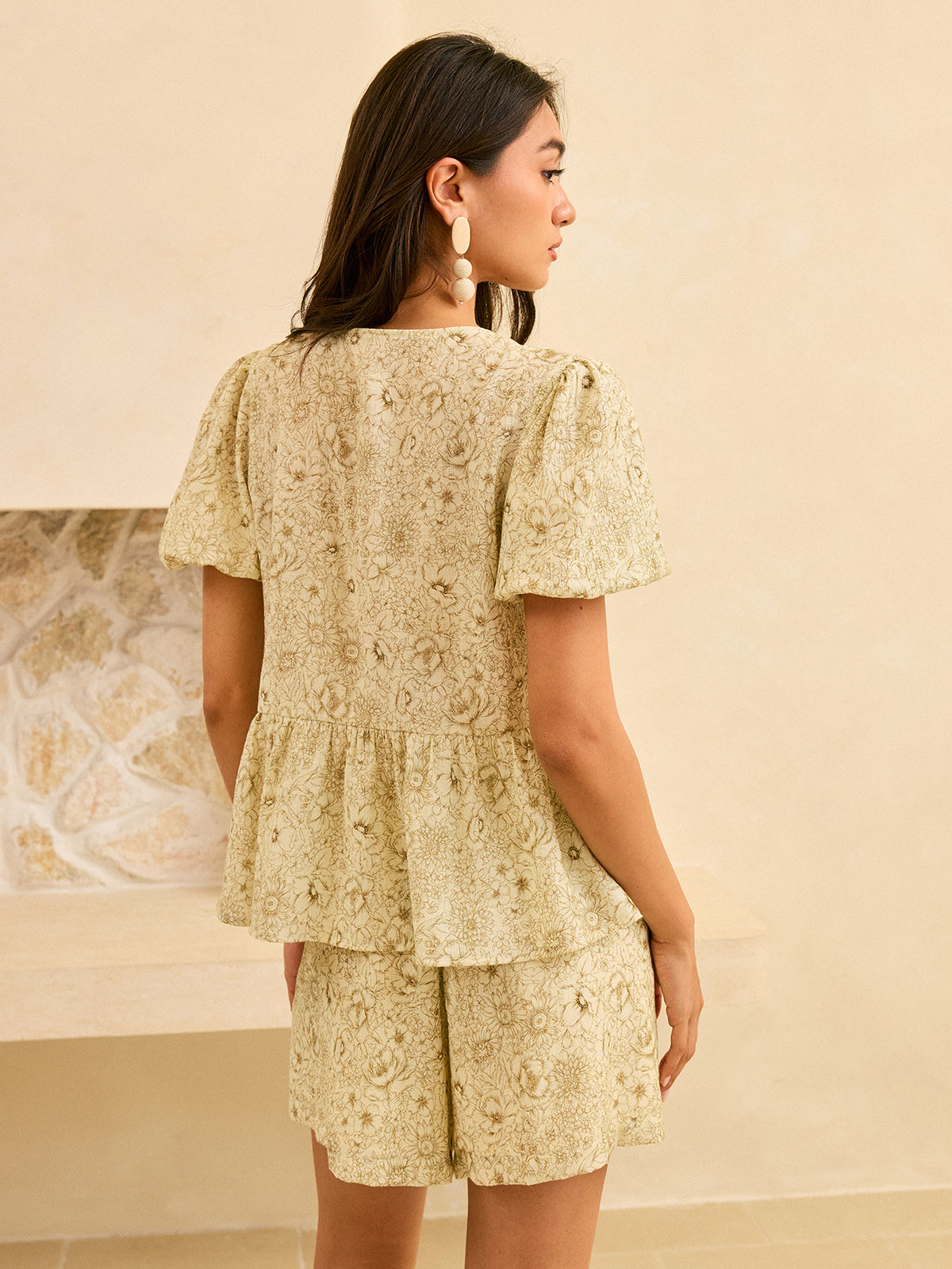 Bluse mit Blumenmuster, Puffärmeln und Schößchen sowie Bindeband vorne