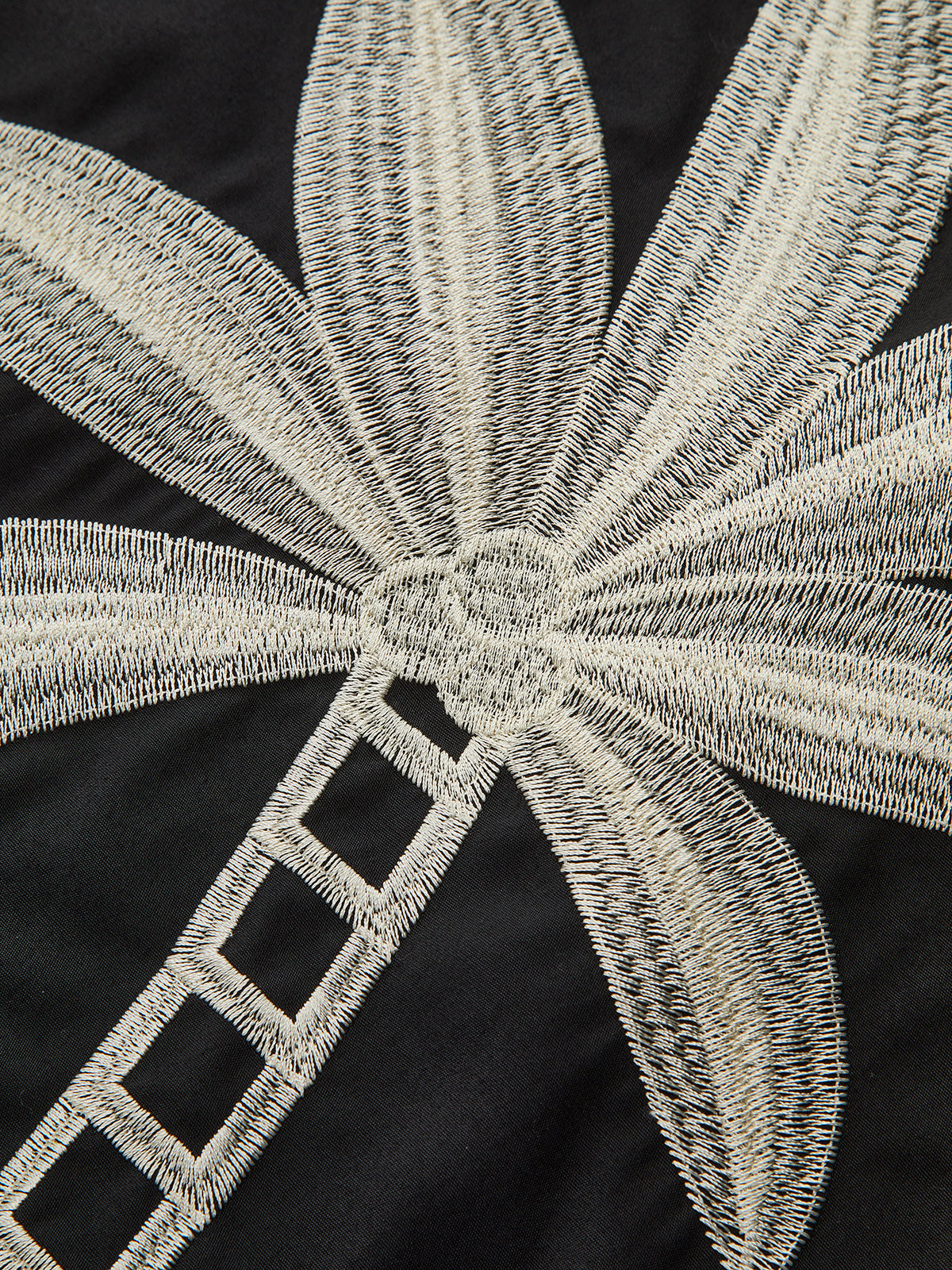 Hochgeschnittene, weite Hose mit Stickereidetails 