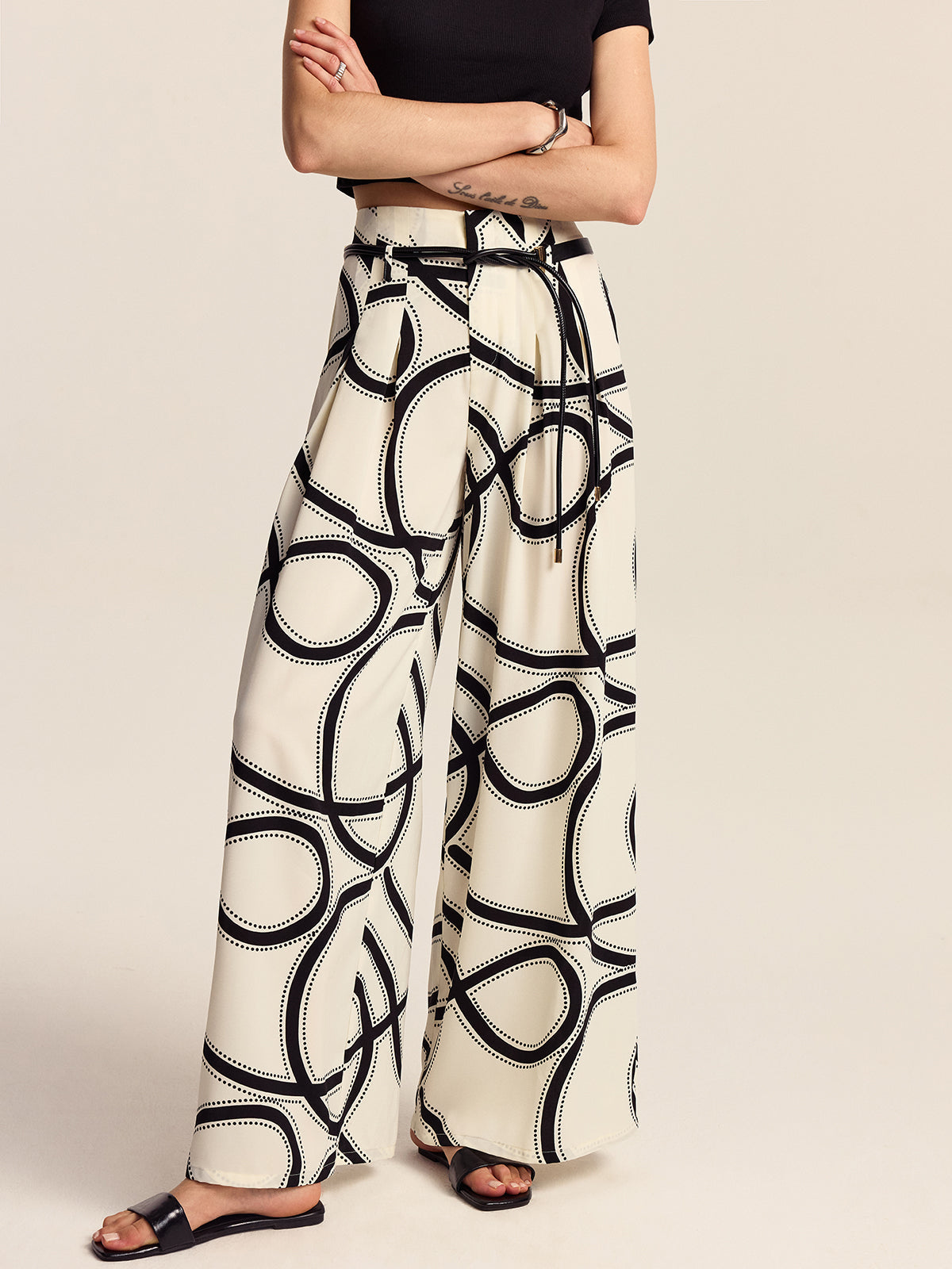 Halbtransparente, gemusterte Hose mit weitem Bein