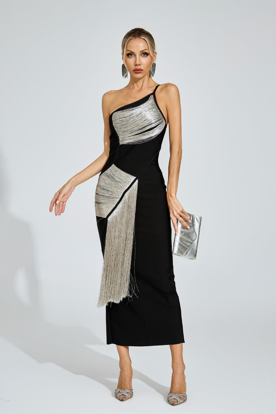 Schwarzes, silbernes Fransen-Maxikleid mit One-Shoulder-Ausschnitt