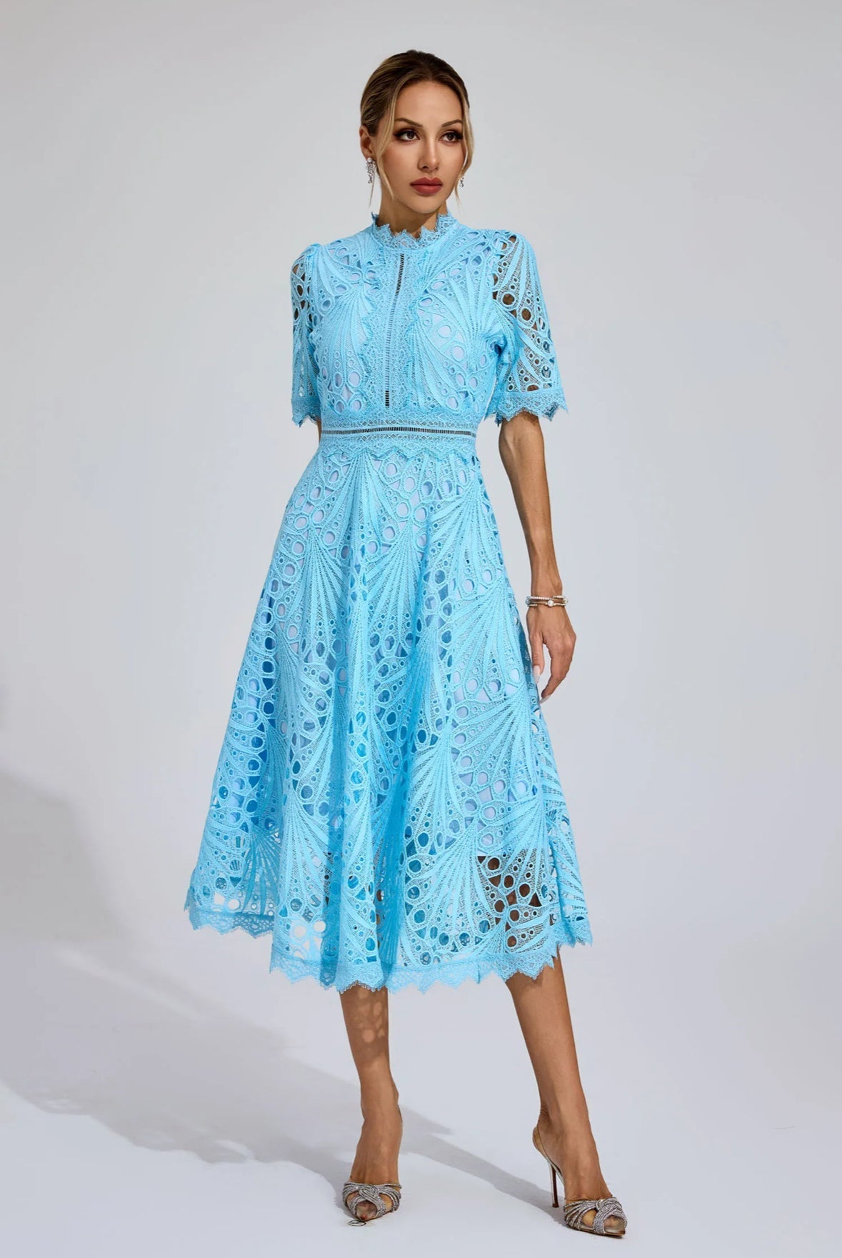 Midikleid aus Spitze mit Cut-outs