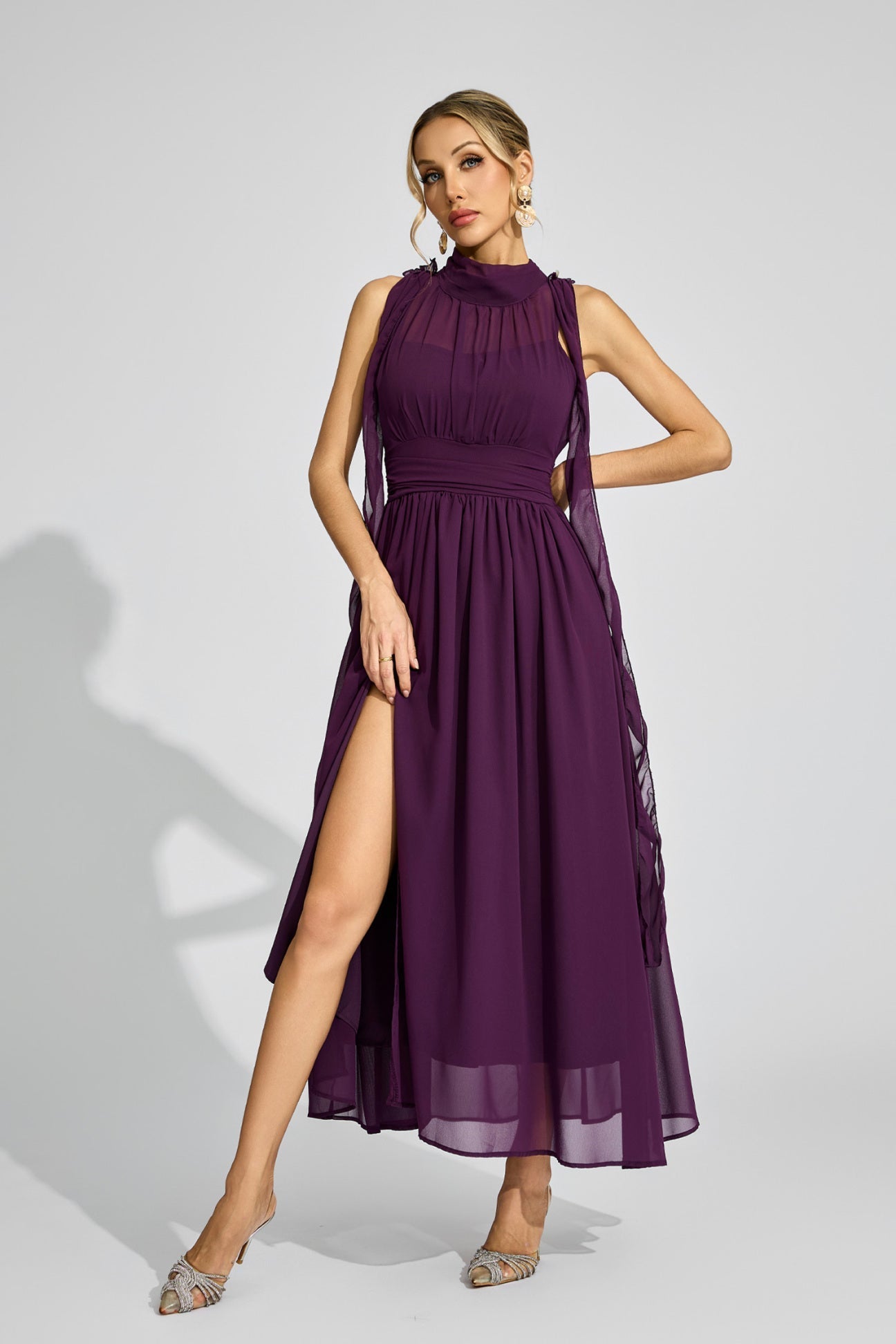Violette Maxikleid mit hohem Kragen und Drapierung 