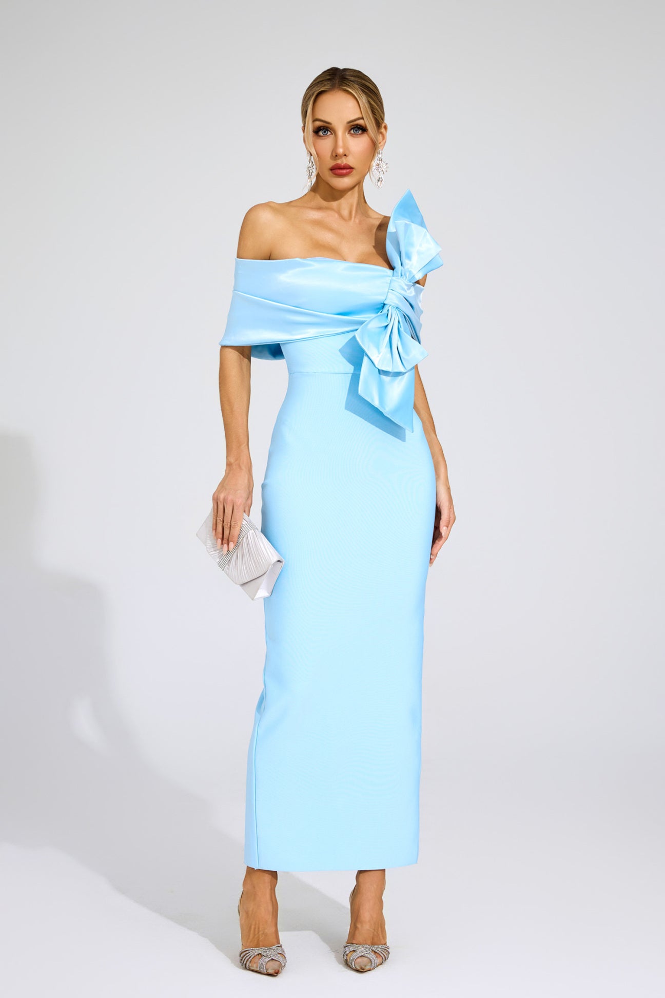 Blaues Satin-Maxikleid mit Schleife