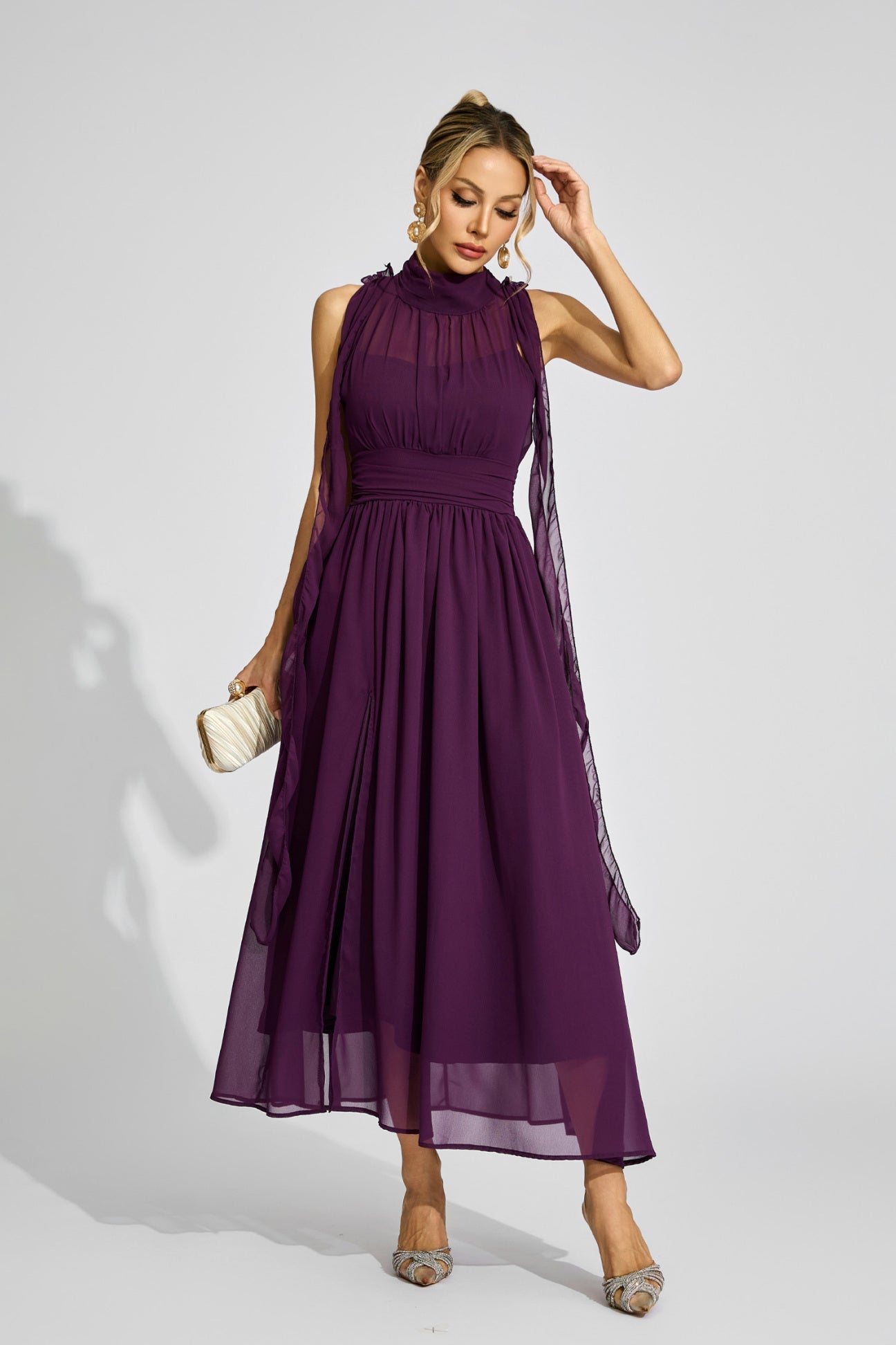 Violette Maxikleid mit hohem Kragen und Drapierung 