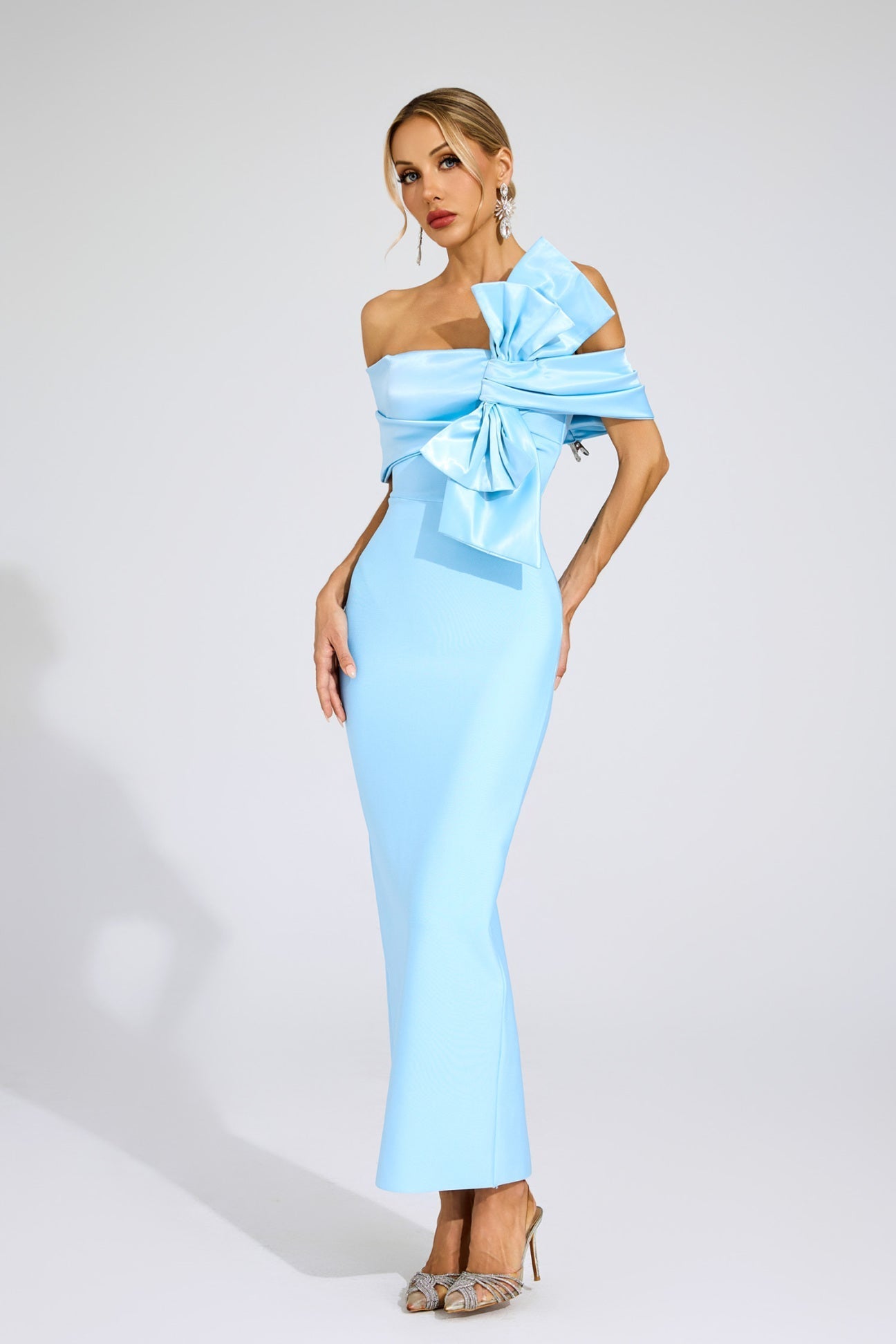Blaues Satin-Maxikleid mit Schleife