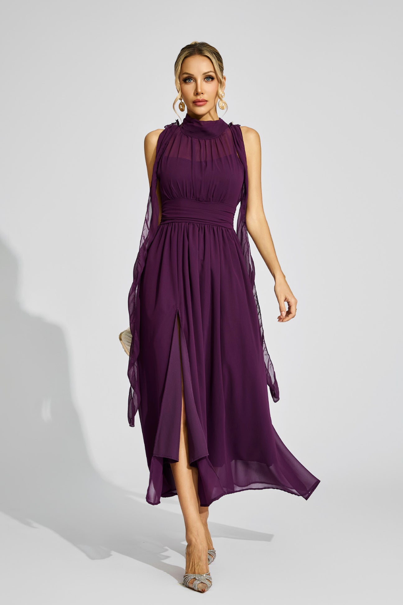 Violette Maxikleid mit hohem Kragen und Drapierung 