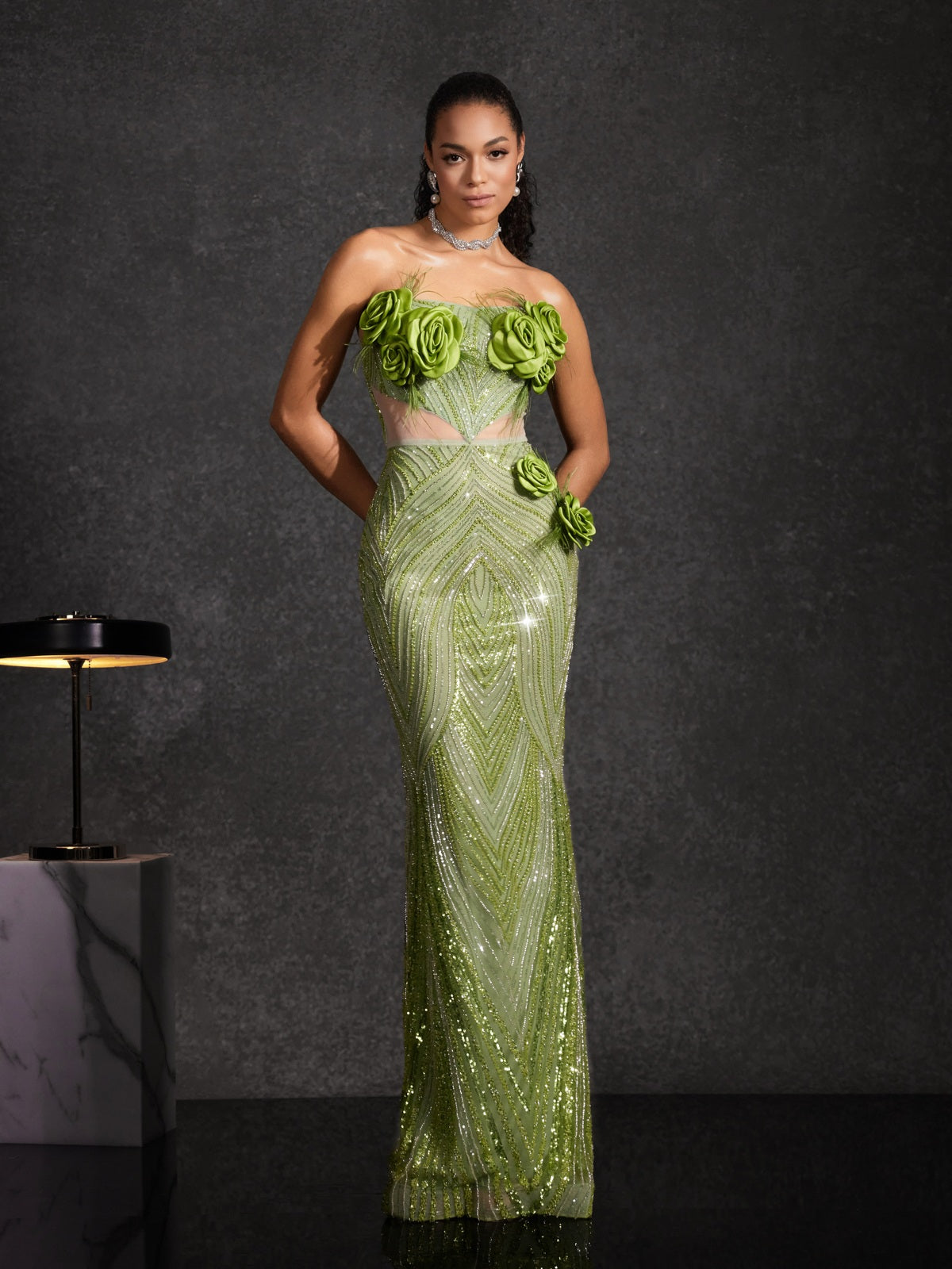 Trägerloses Maxikleid mit Blumenmuster und Pailletten zum Eid-Fest