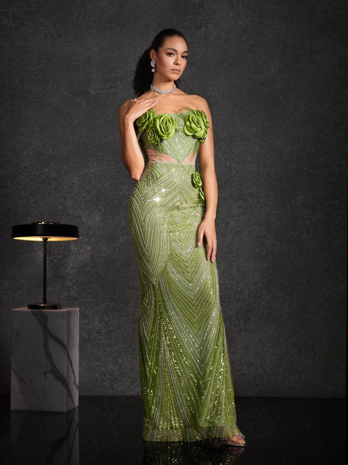 Trägerloses Maxikleid mit Blumenmuster und Pailletten zum Eid-Fest