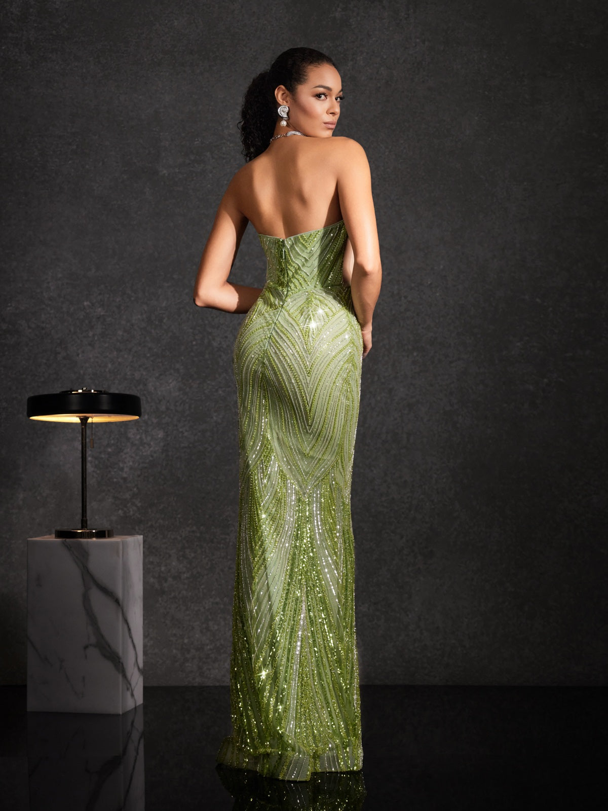 Trägerloses Maxikleid mit Blumenmuster und Pailletten zum Eid-Fest