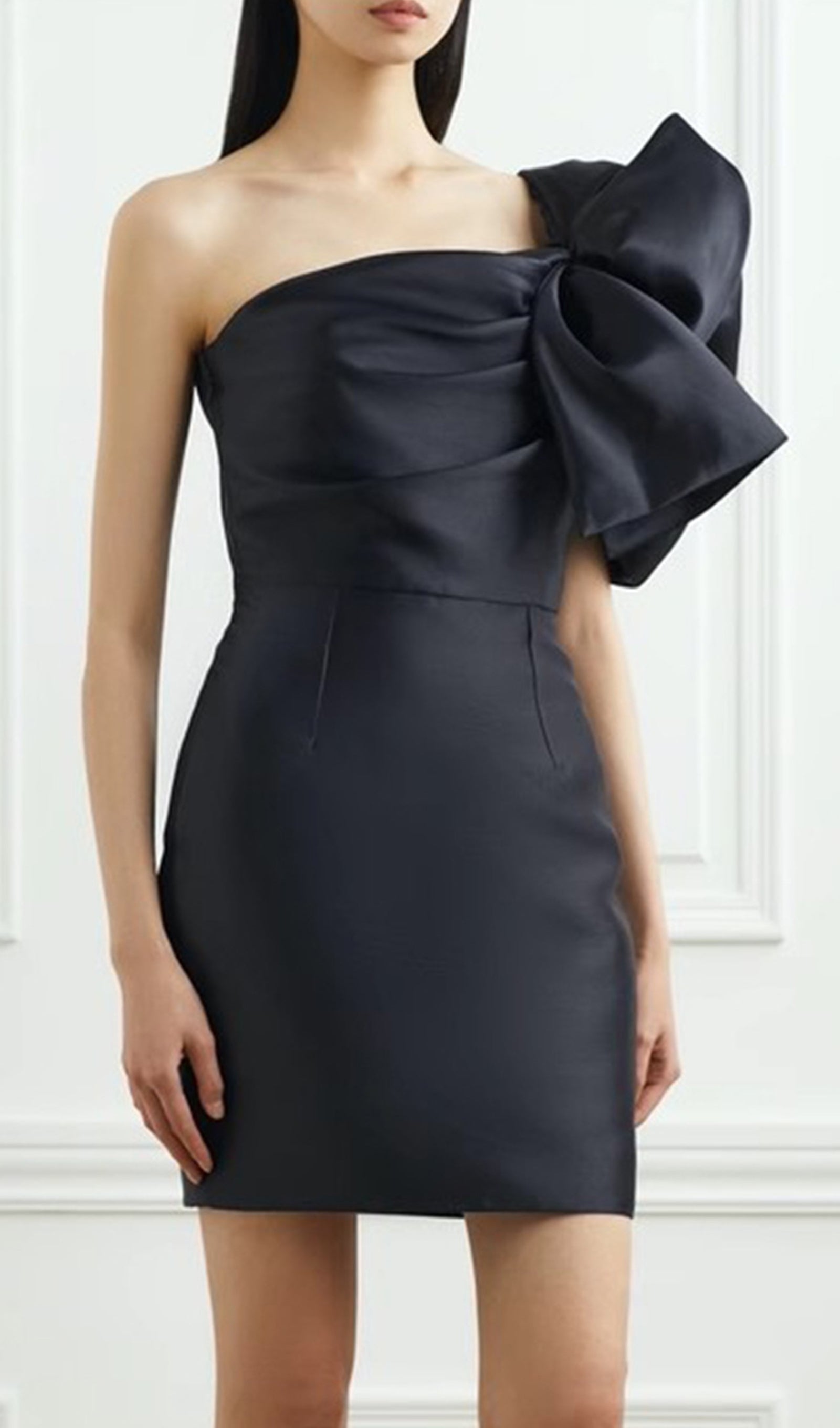 Schwarzes, schulterfreies, figurbetontes Minikleid