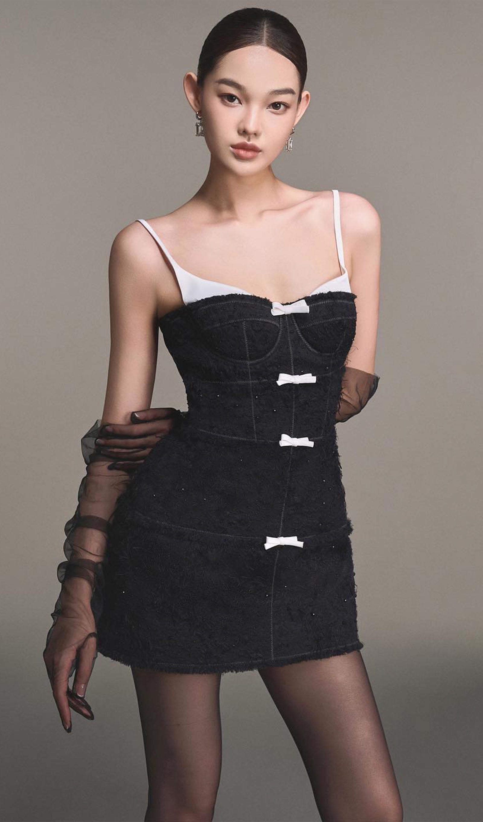 Flauschiges schwarz-weißes Minikleid 