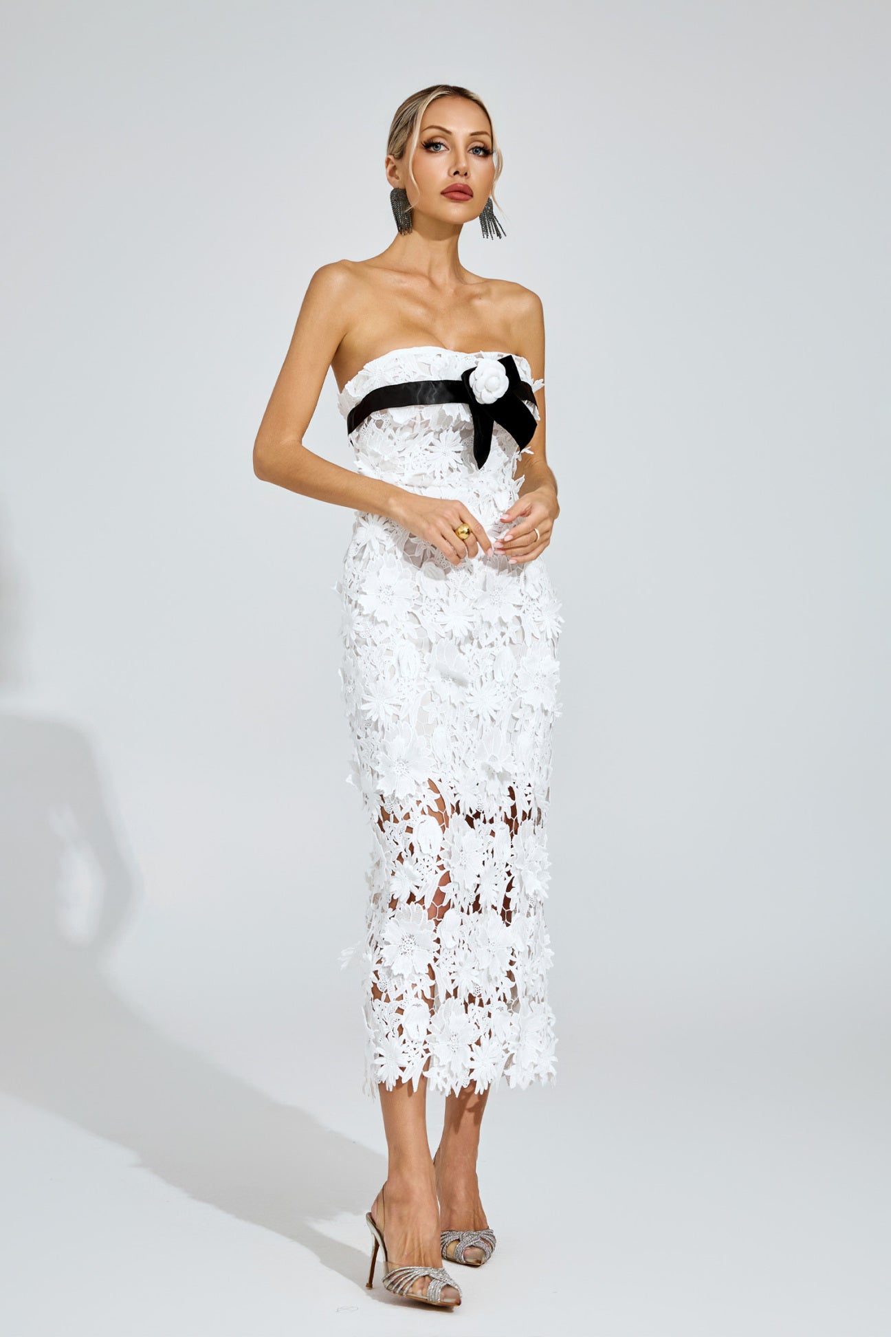 Camille Midikleid mit floralen Applikationen 