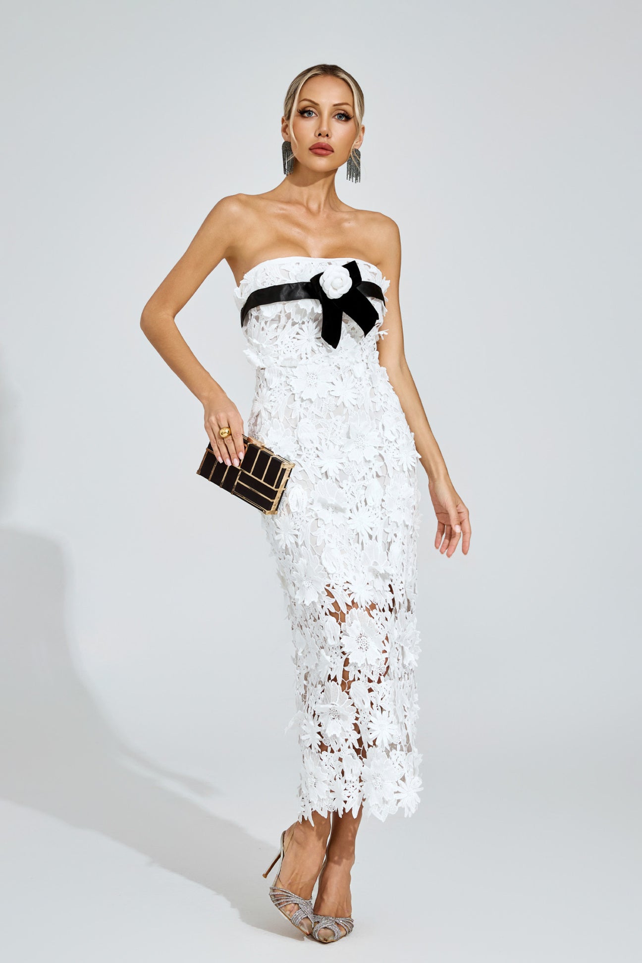 Camille Midikleid mit floralen Applikationen 