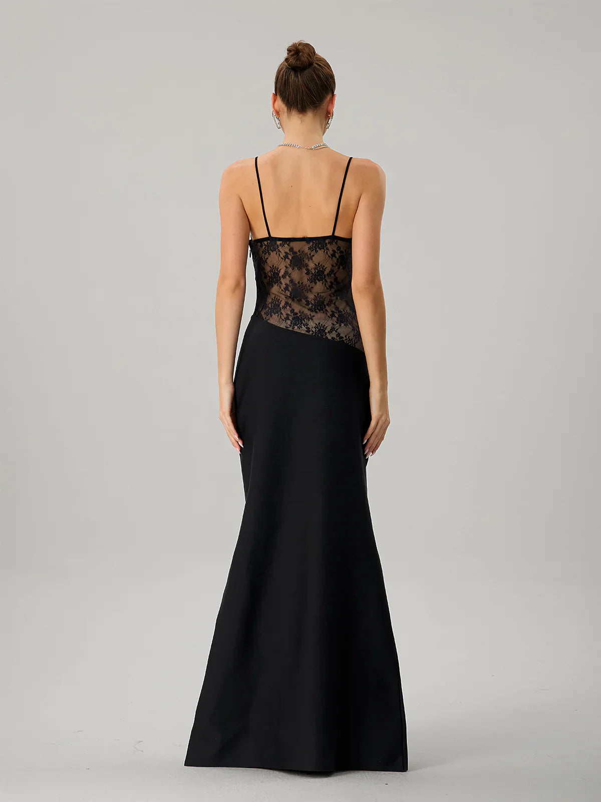 Schwarzes Maxikleid mit Spitzeneinsatz 
