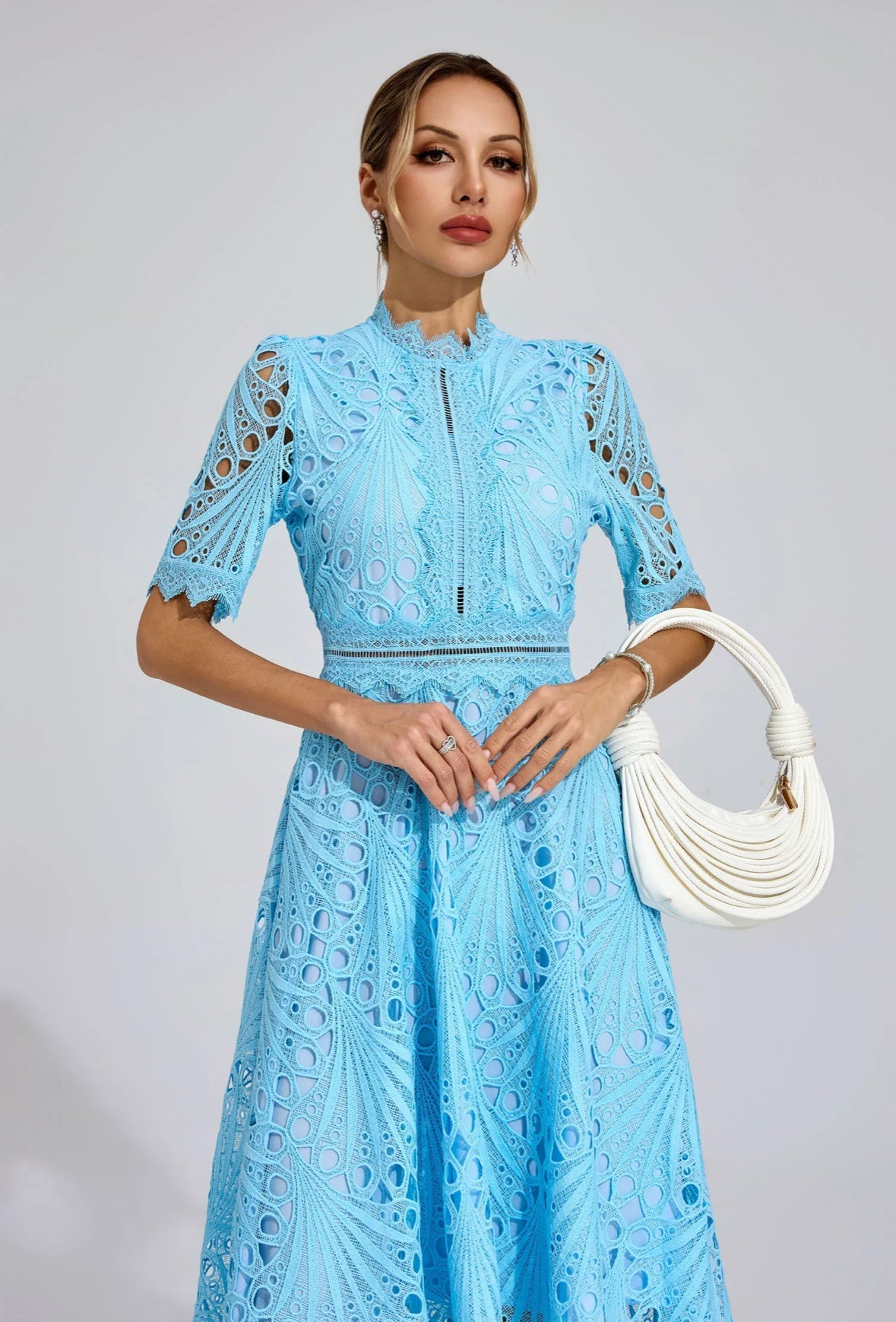 Midikleid aus Spitze mit Cut-outs