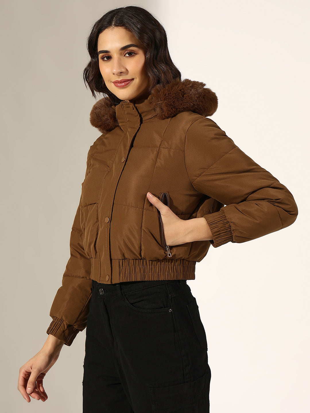 Oona Steppjacke mit Kapuze aus Kunstpelz 