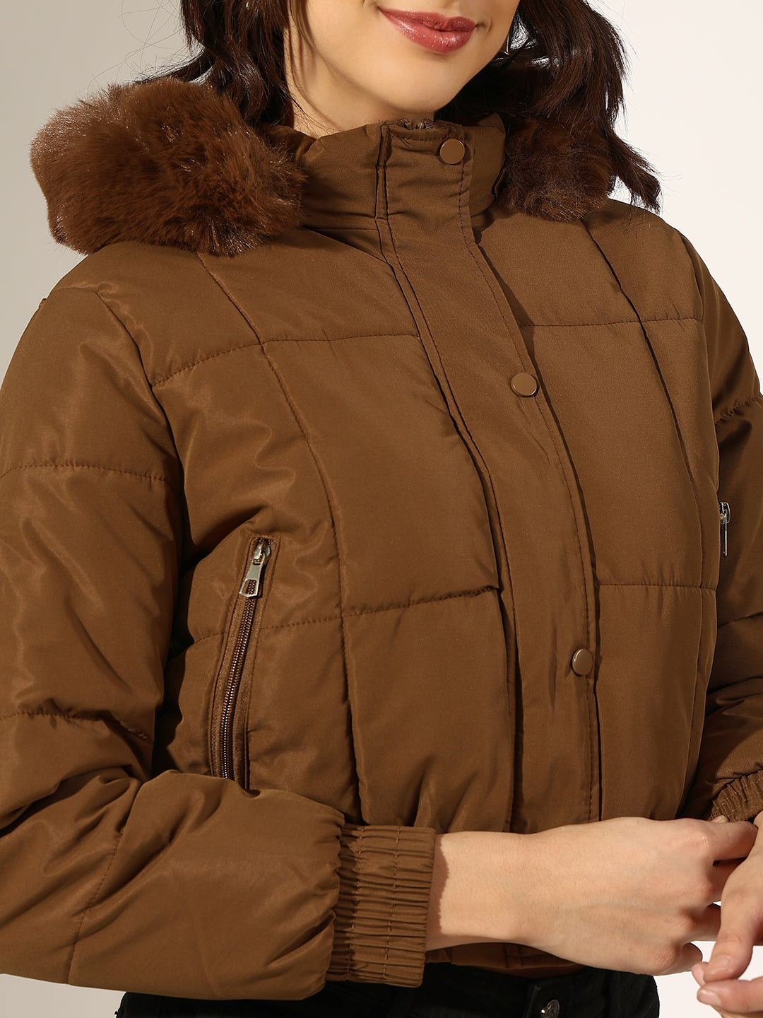 Oona Steppjacke mit Kapuze aus Kunstpelz 