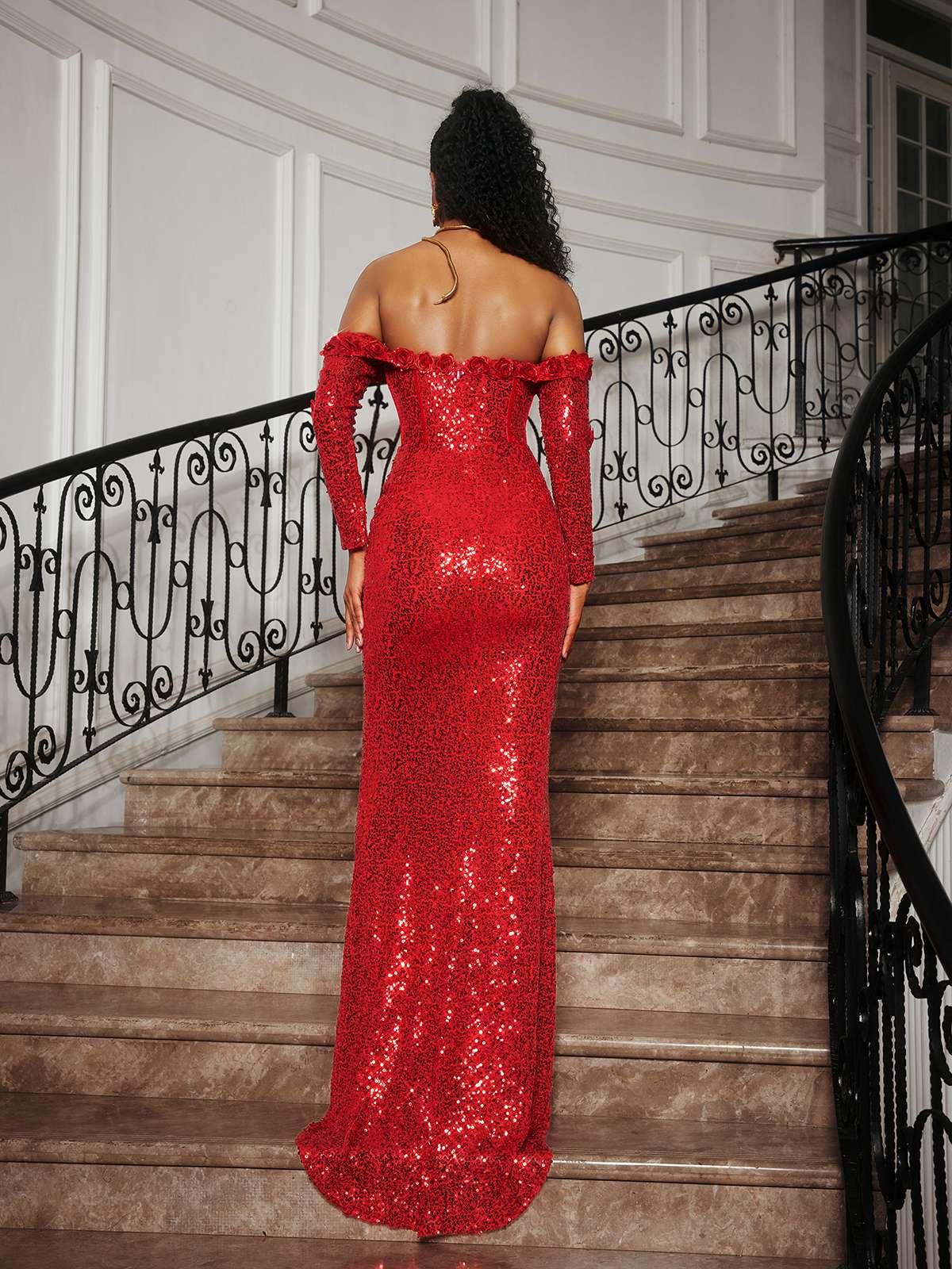 Catherines schulterfreies, geblümtes Pailletten-Maxikleid 