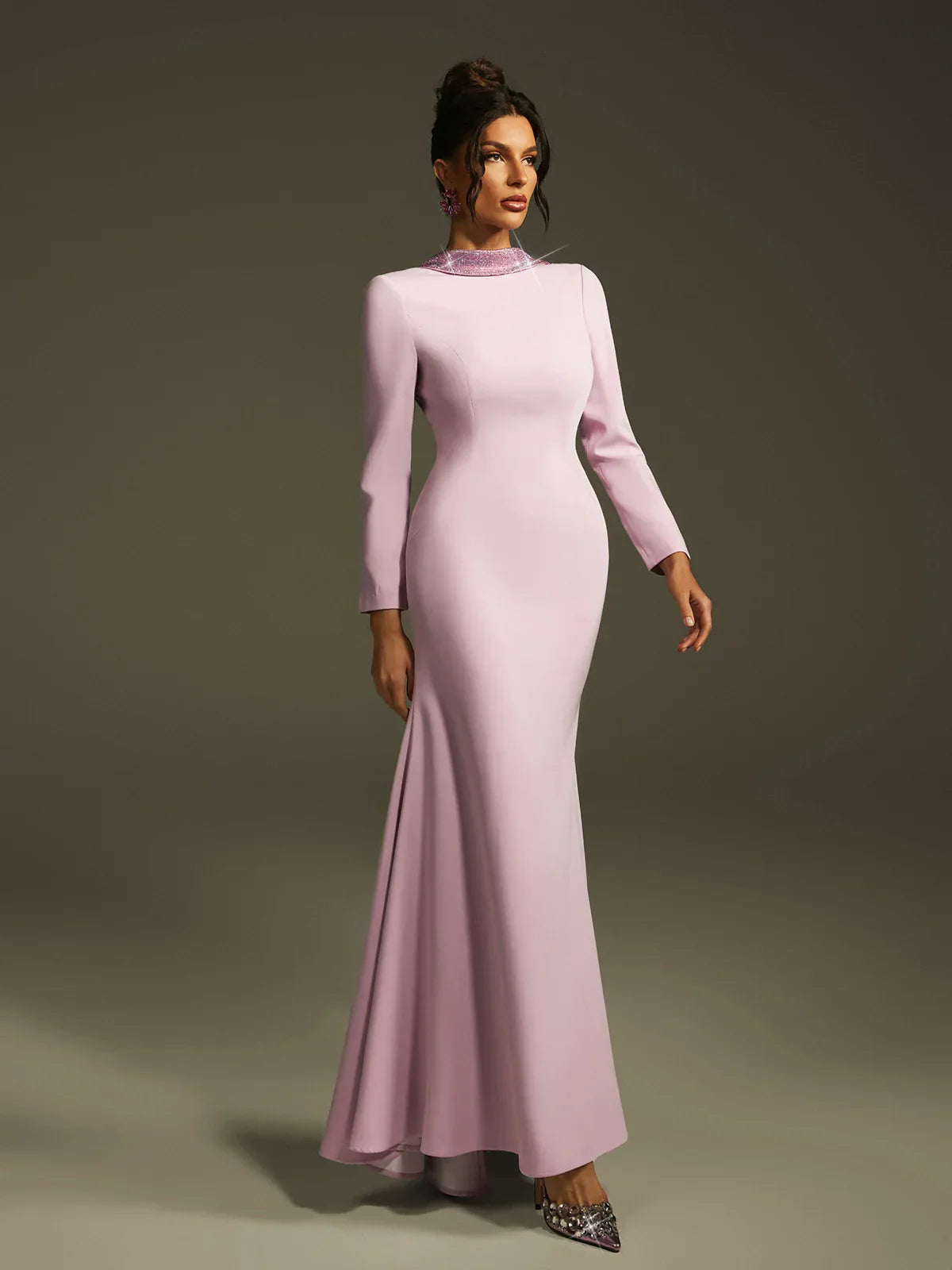 Fliederfarbenes, rückenfreies Maxikleid mit Kristallrosen