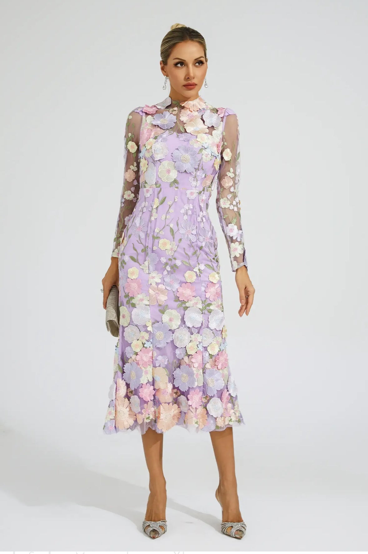 Lila Midikleid mit Blumenstickerei