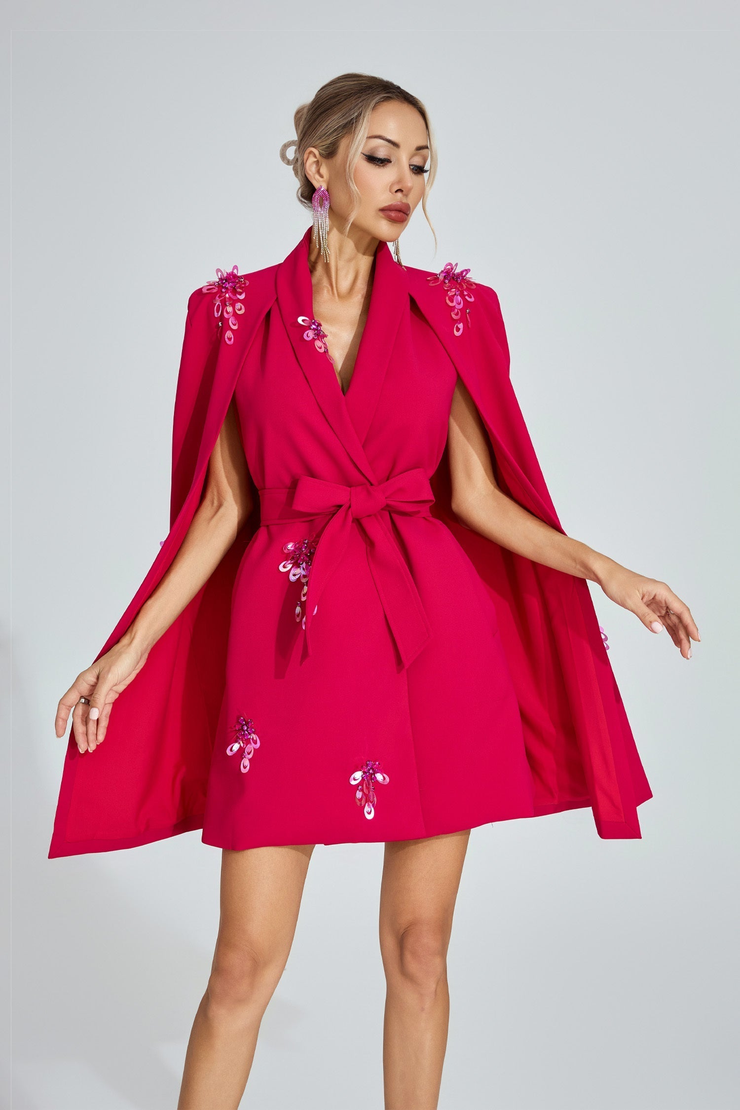 Stella Minikleid mit verziertem Cape 