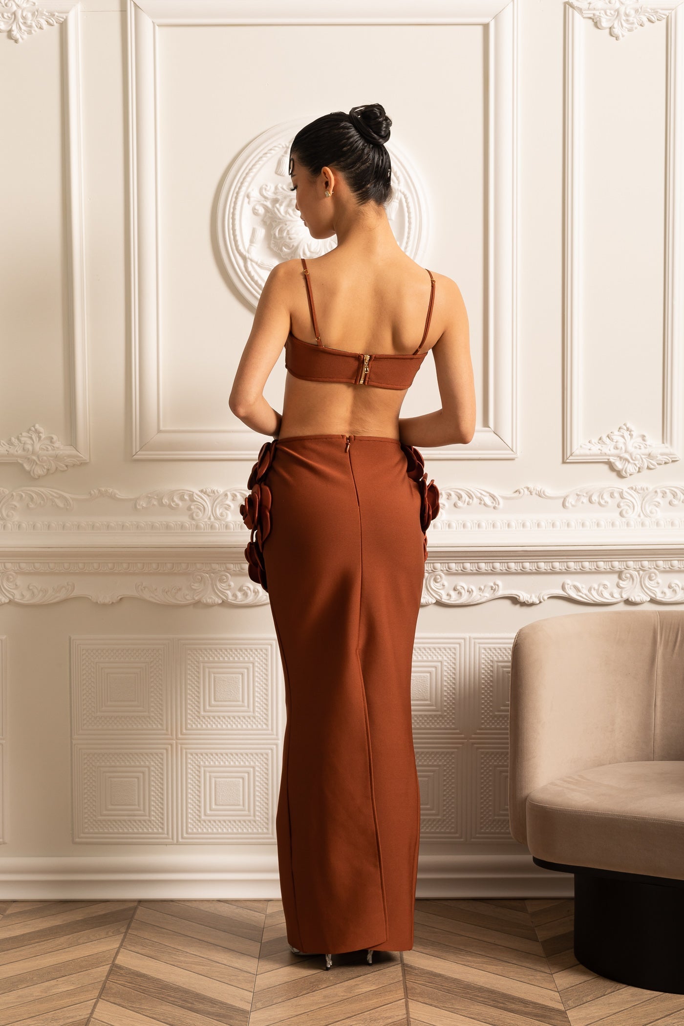 Zarif Saten Takım, 3D Çiçek Süslemeleriyle - Kahverengi