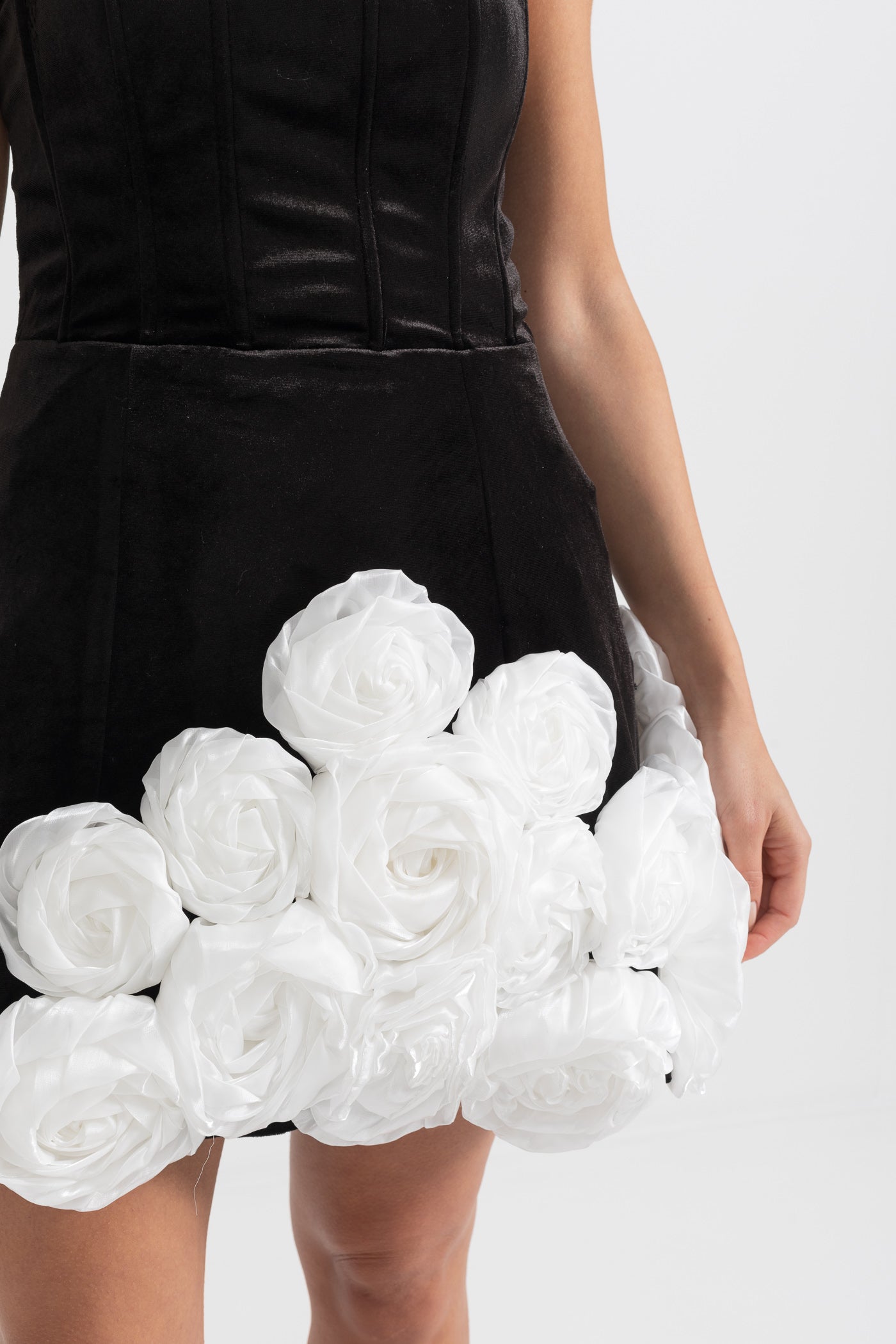 Beyaz gül işlemeli zarif mini elbise - Siyah