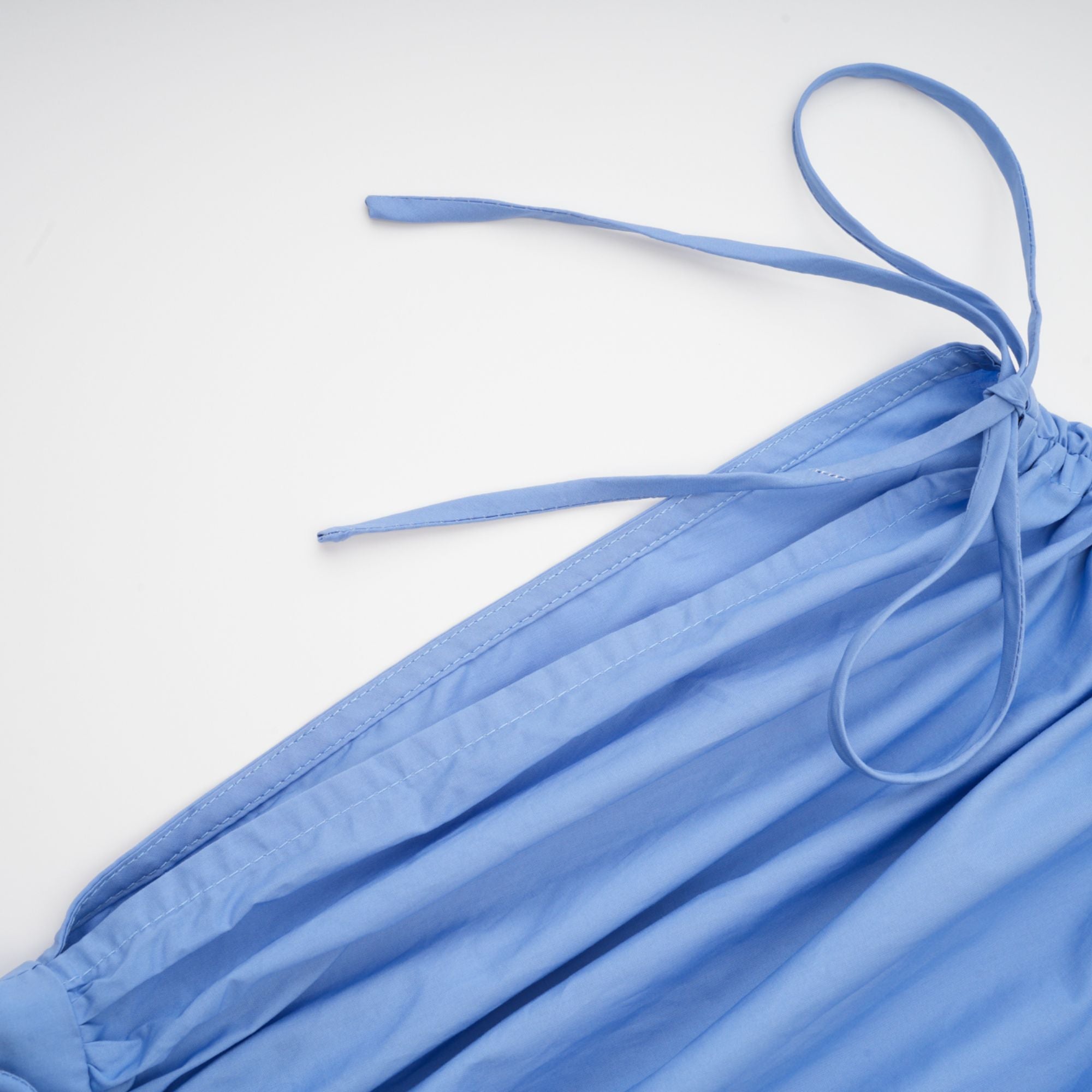 Emma Maxikleid aus blauer Spitze mit Blattdetails und Raffungen