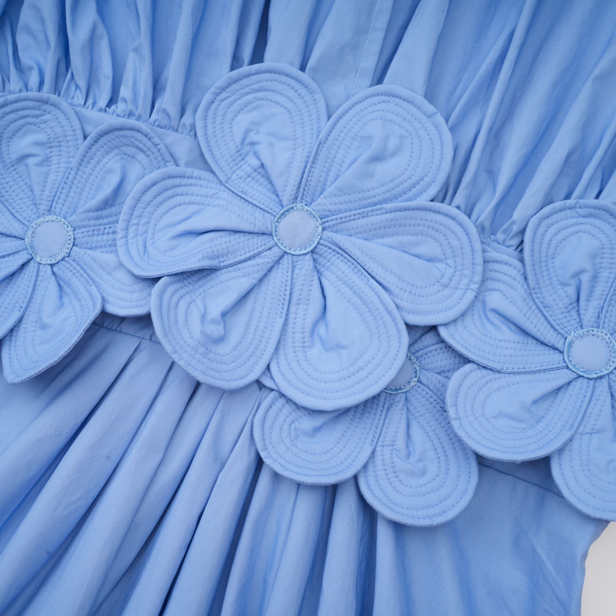 Emma Maxikleid aus blauer Spitze mit Blattdetails und Raffungen