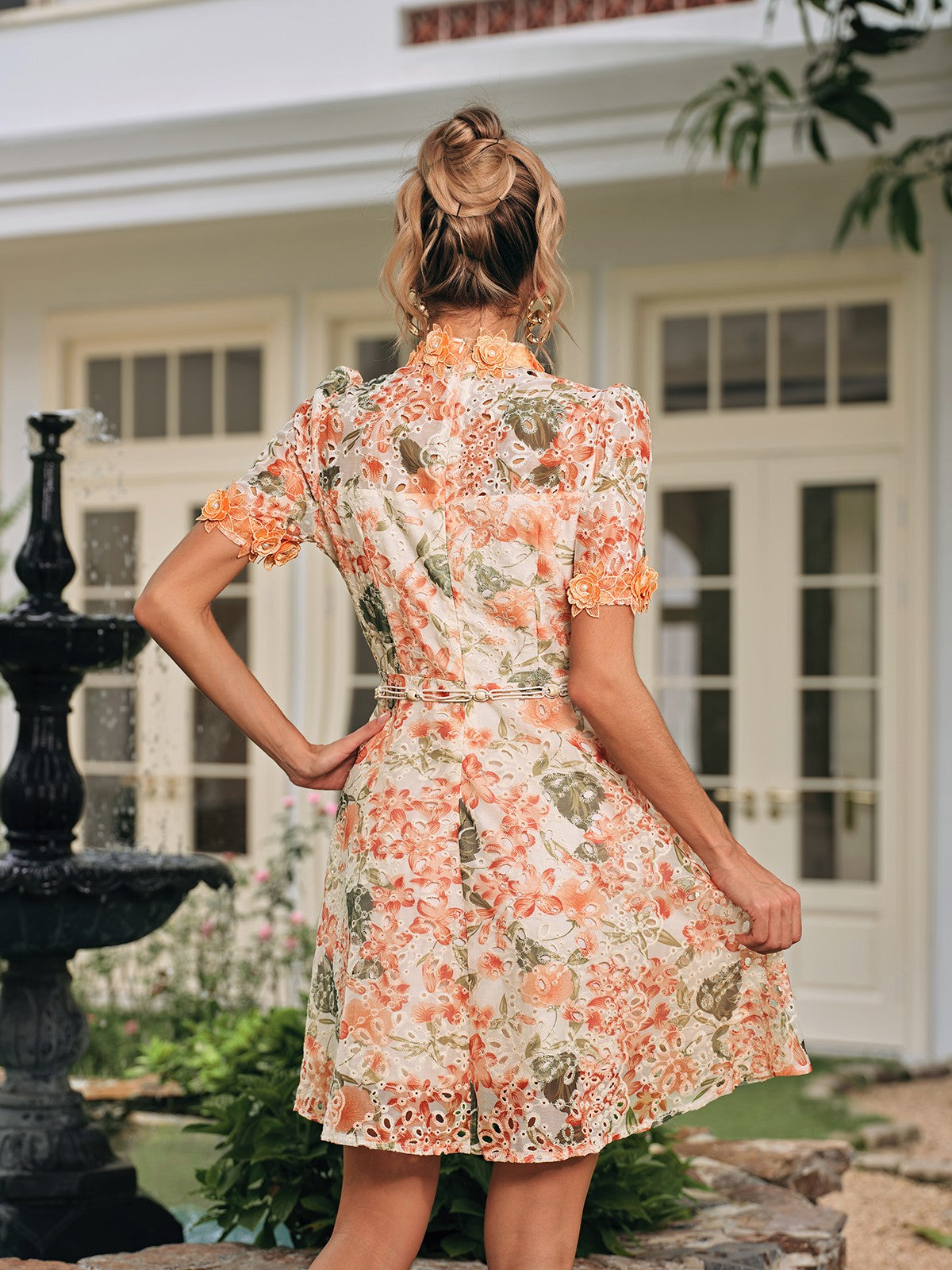Dorvak Kurzarm-Minikleid mit Blumenmuster