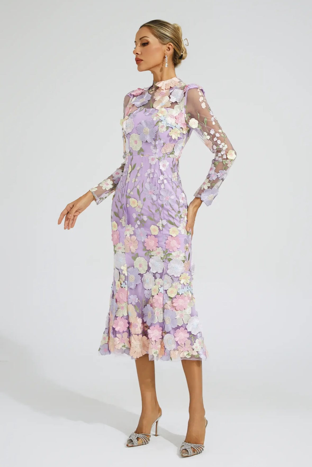 Lila Midikleid mit Blumenstickerei
