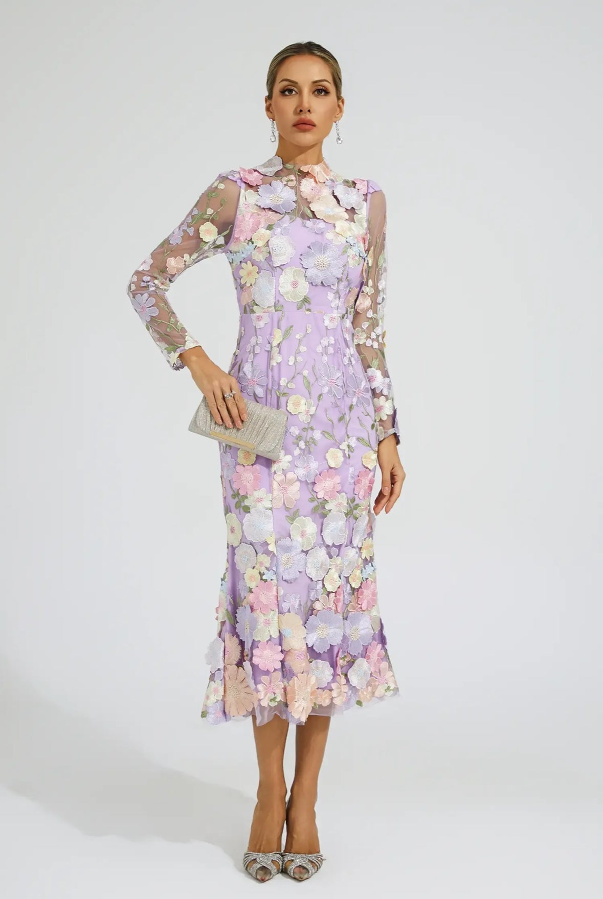 Lila Midikleid mit Blumenstickerei