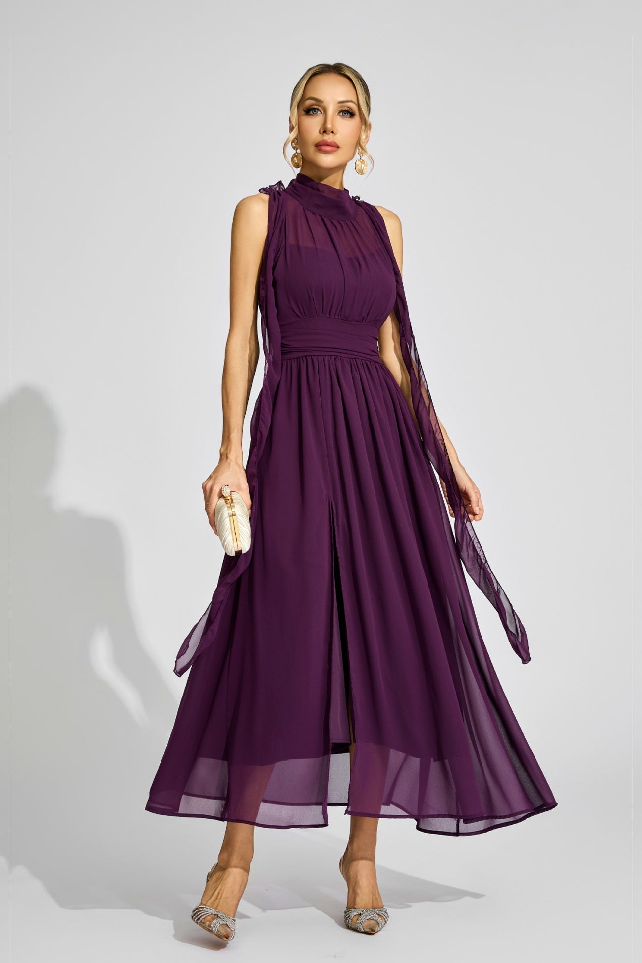 Violette Maxikleid mit hohem Kragen und Drapierung 