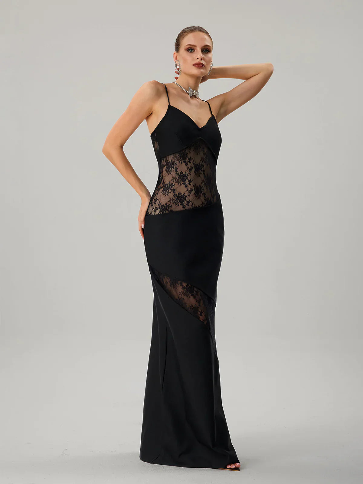Schwarzes Maxikleid mit Spitzeneinsatz 