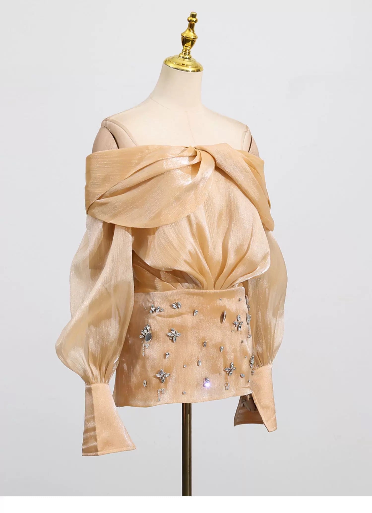 Minikleid mit vergoldetem Blumen- und Kristallbesatz 