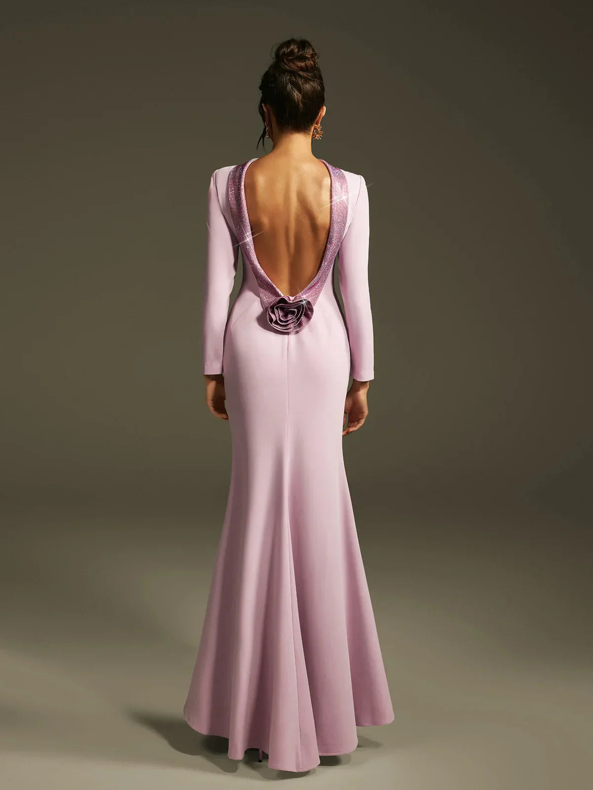 Fliederfarbenes, rückenfreies Maxikleid mit Kristallrosen