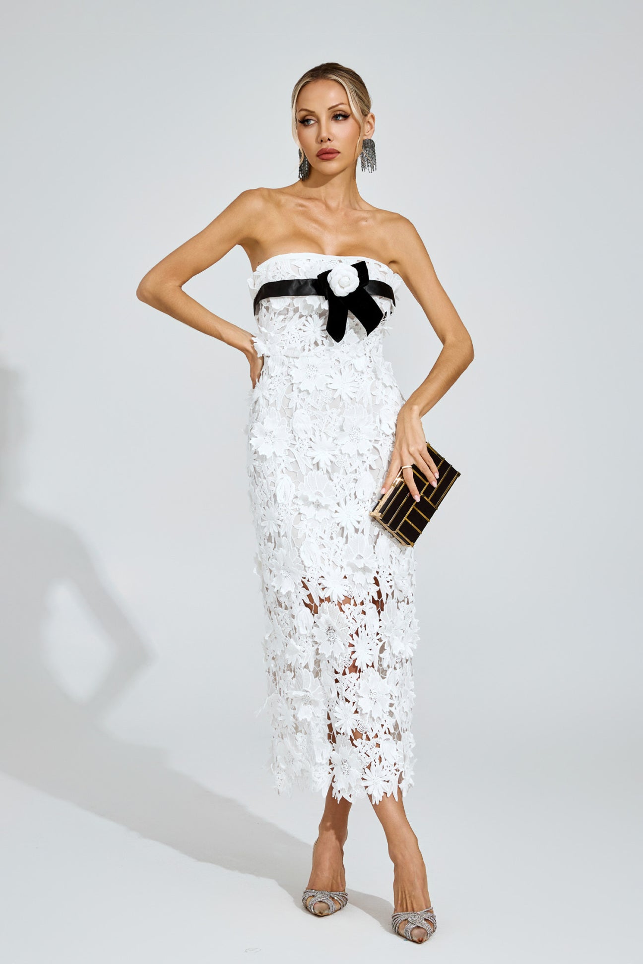 Camille Midikleid mit floralen Applikationen 