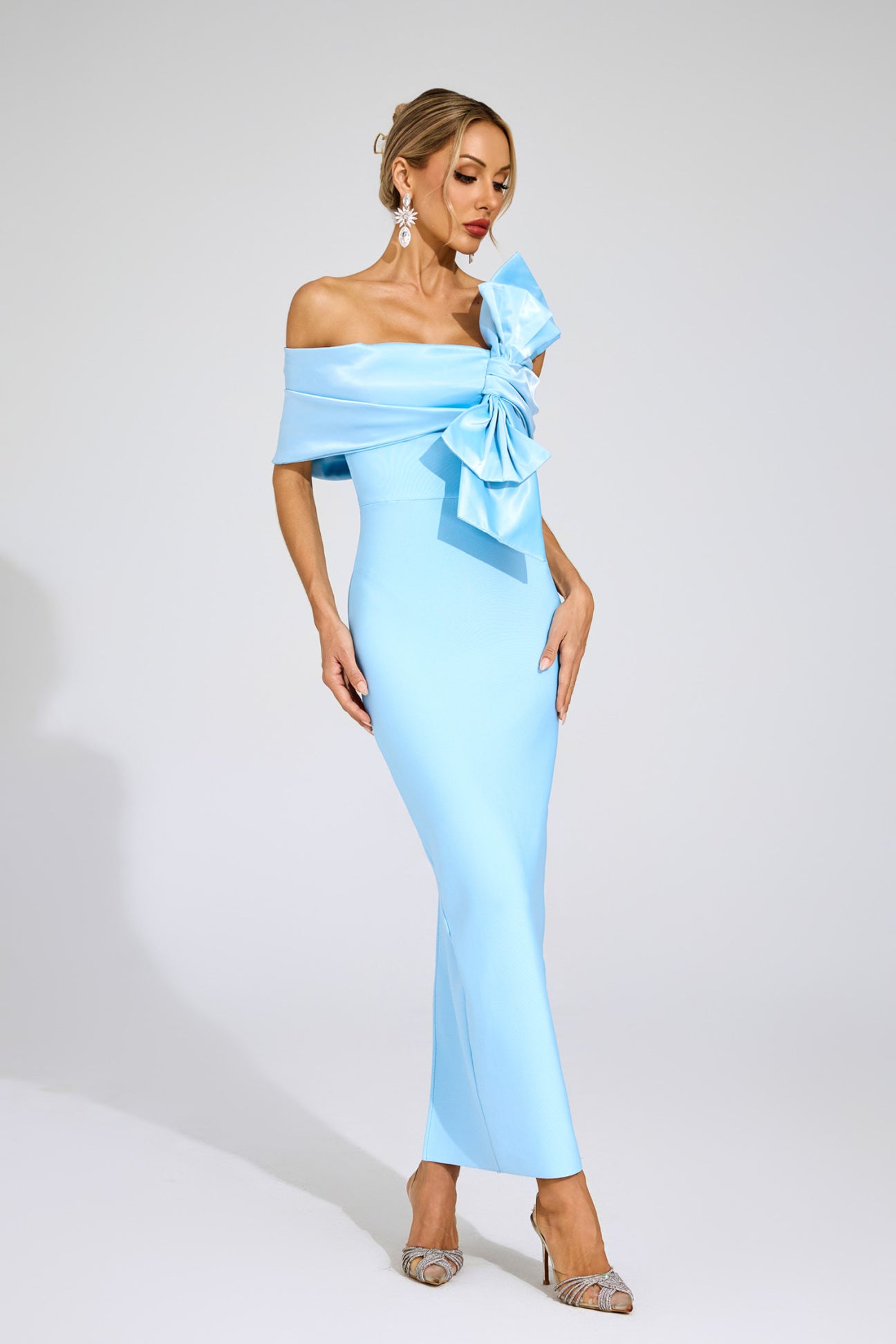 Blaues Satin-Maxikleid mit Schleife